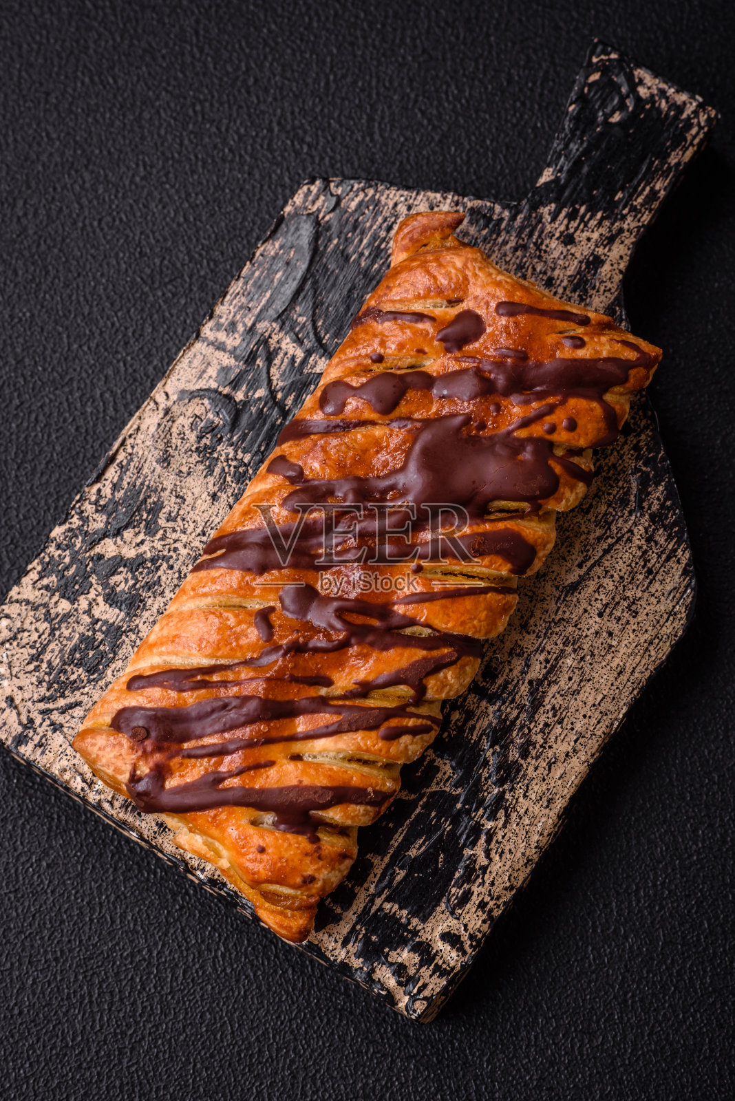 香脆香甜的酥皮,配以巧克力和咸焦糖照片摄影图片