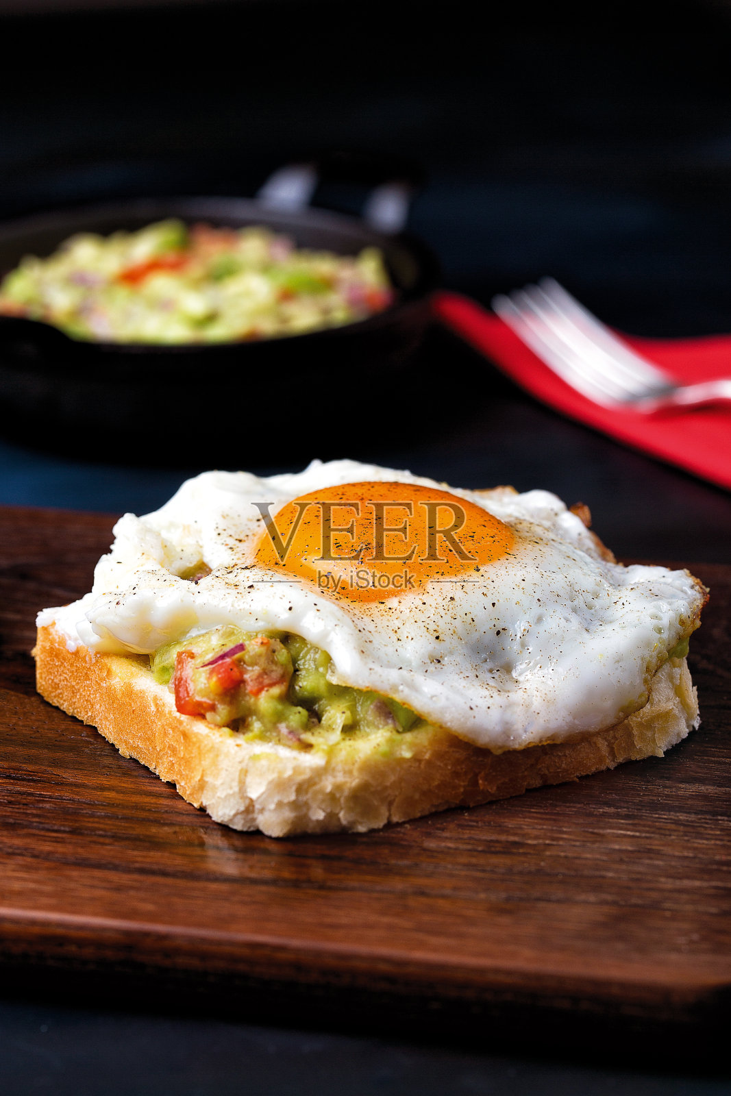 鳄梨色拉酱烤面包照片摄影图片