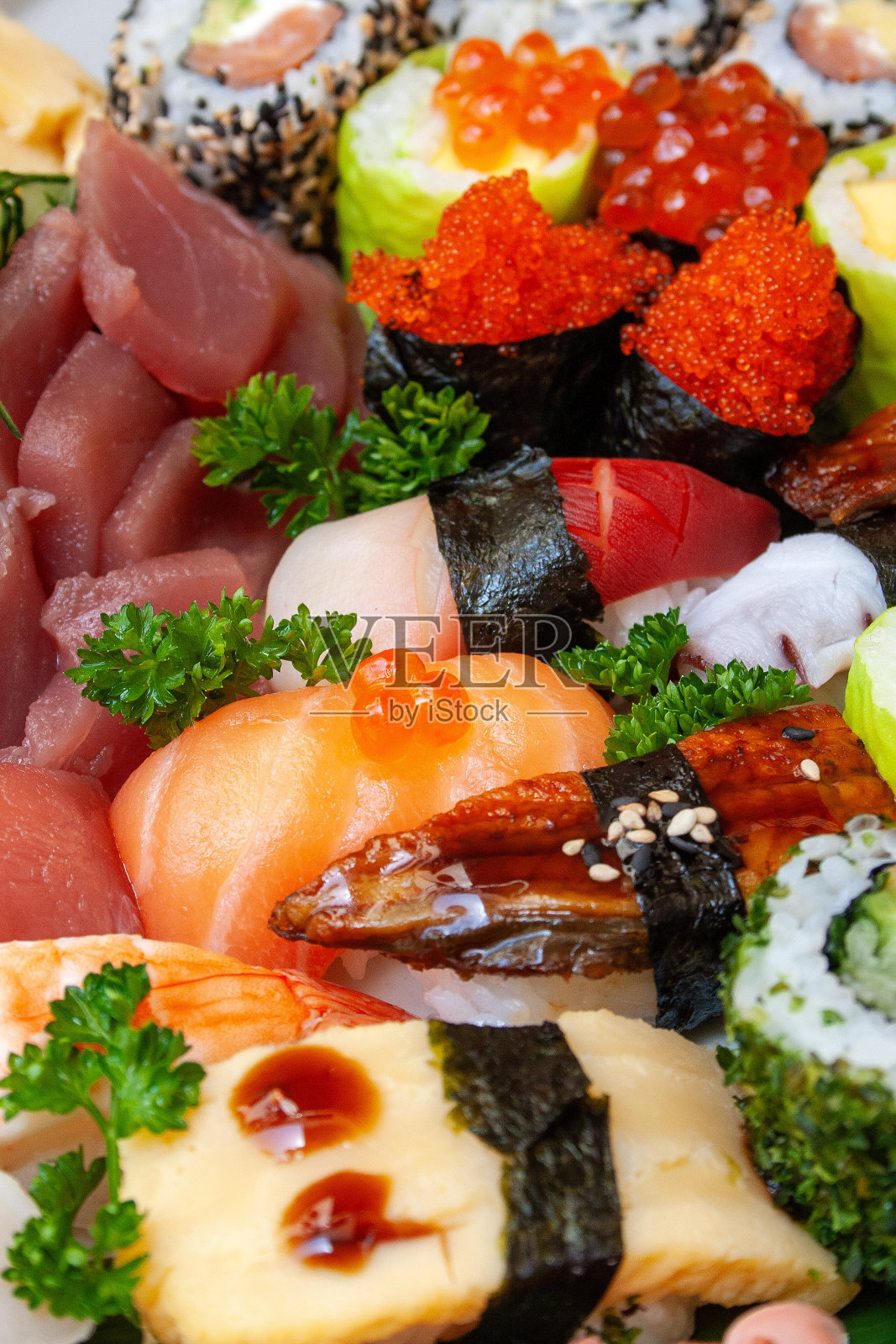 托盘里有各式各样的寿司照片摄影图片