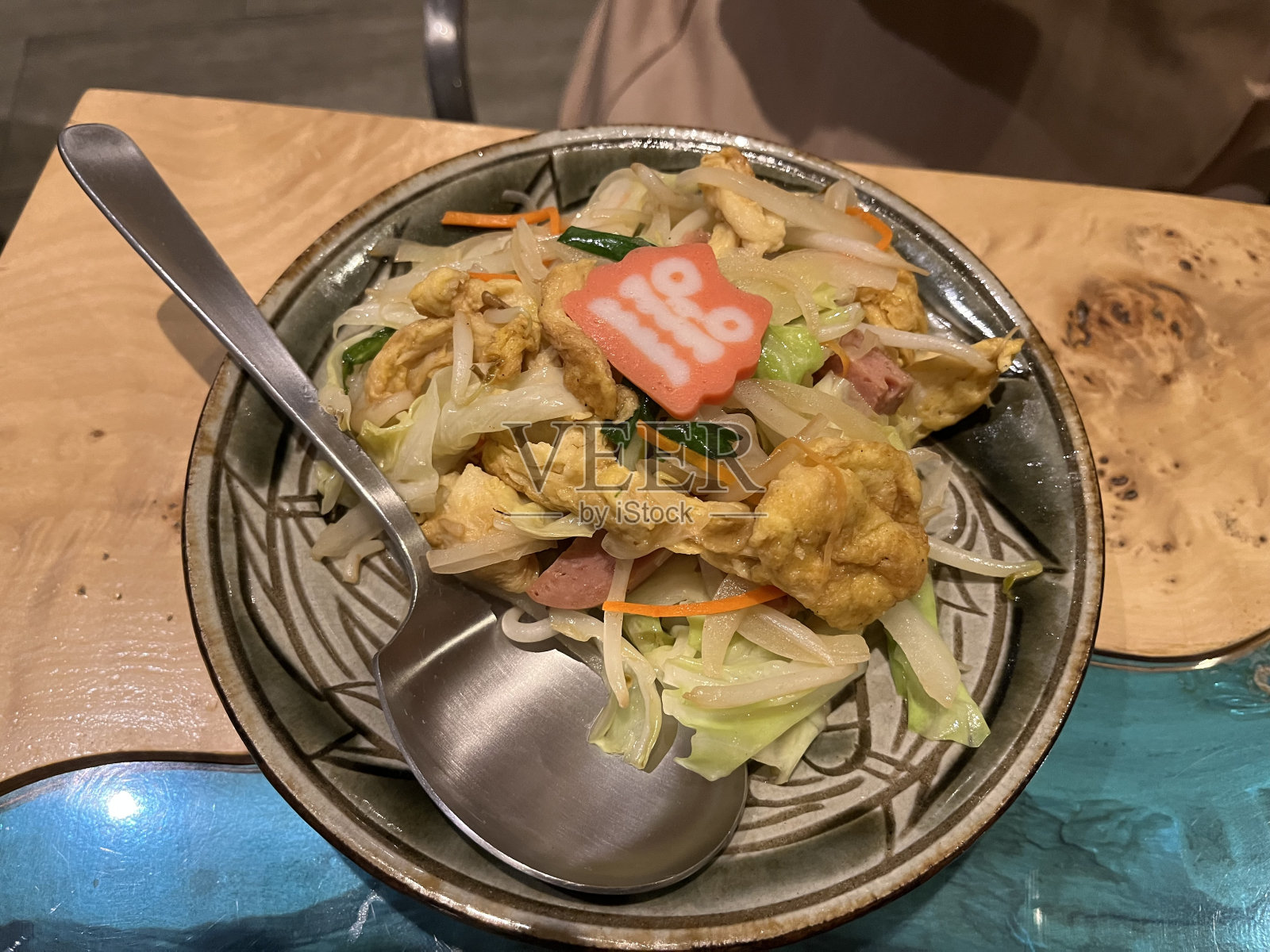 炒麦麸照片摄影图片