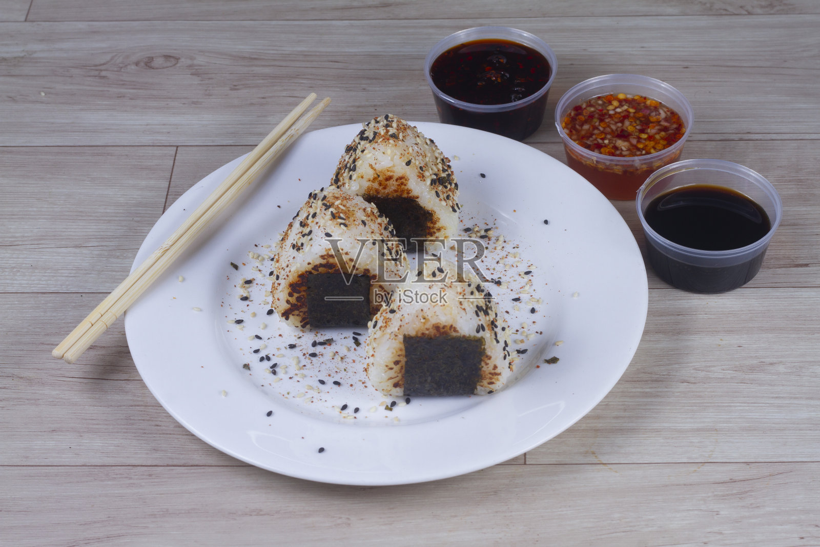 虾戳糯米饼日本食品。日式饭团照片摄影图片