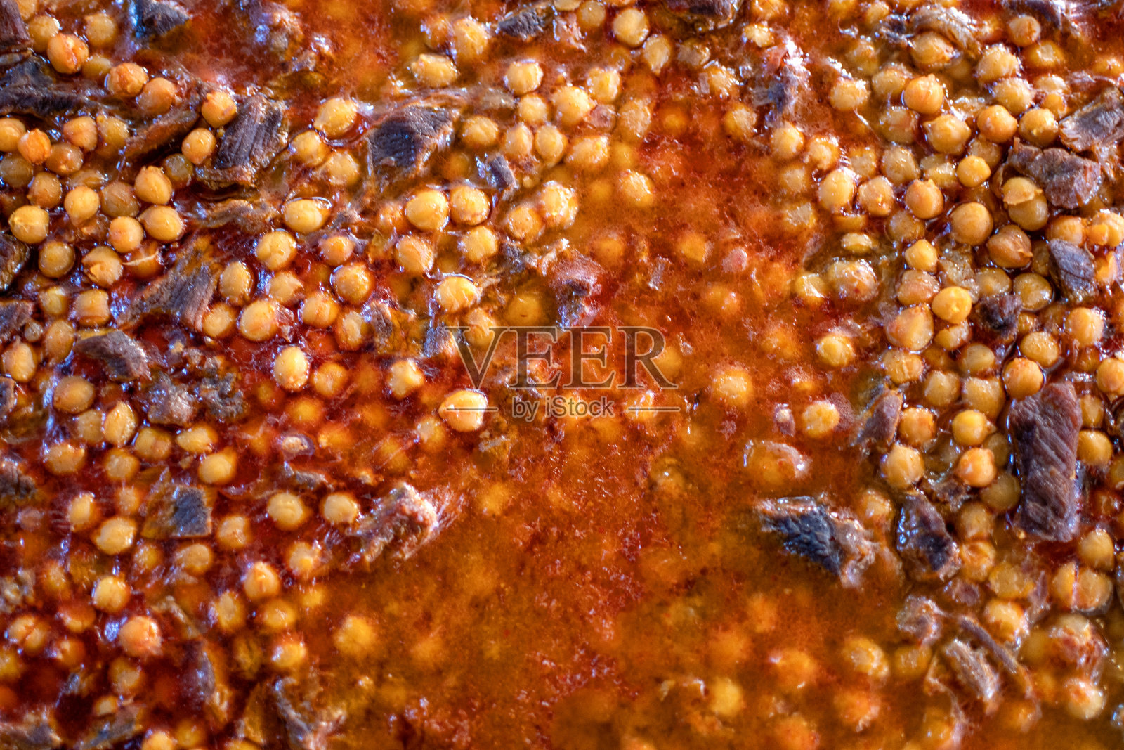 鹰嘴豆配烟熏香肠和褐色小牛排照片摄影图片