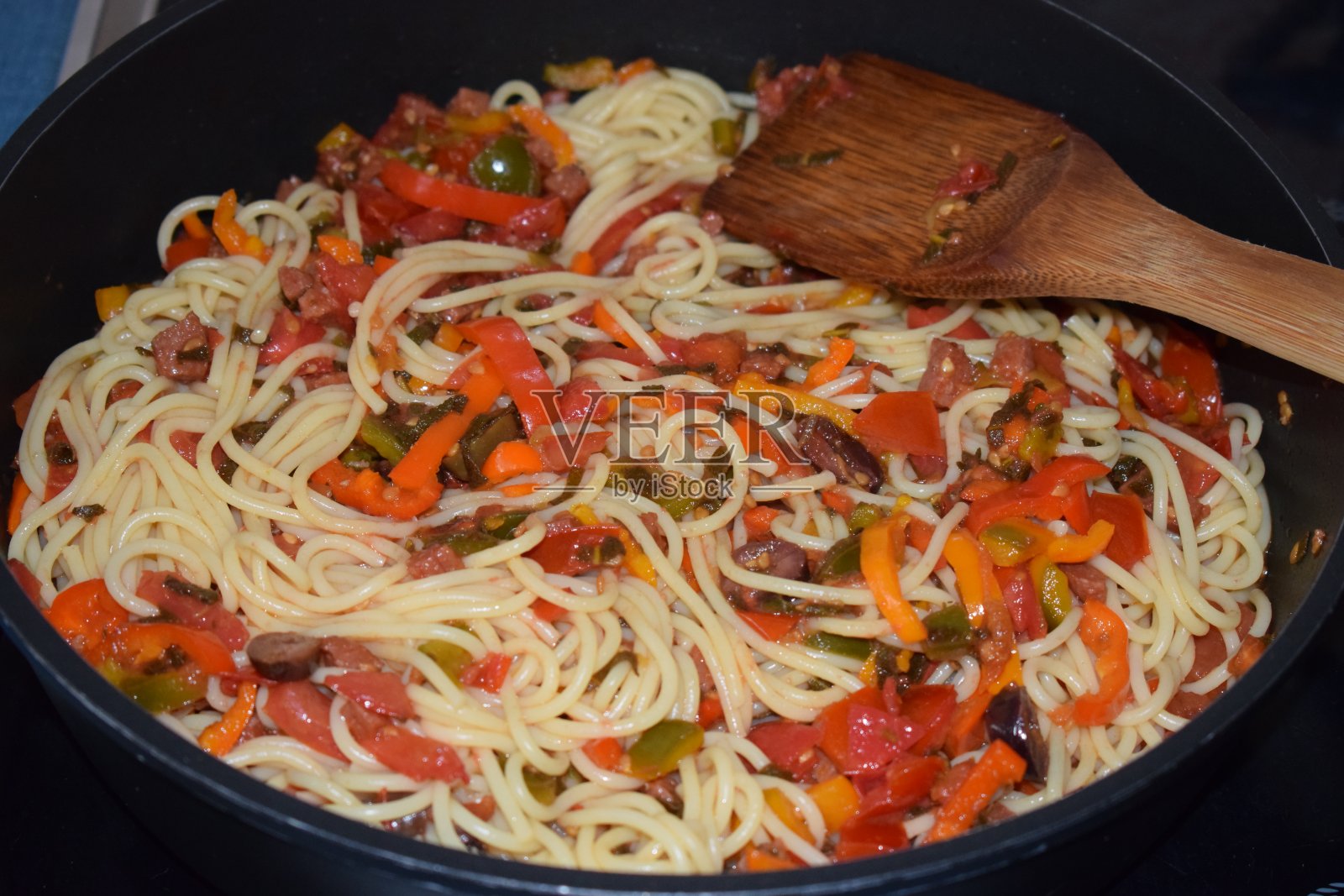 意大利面锅配番茄和辣椒粉照片摄影图片