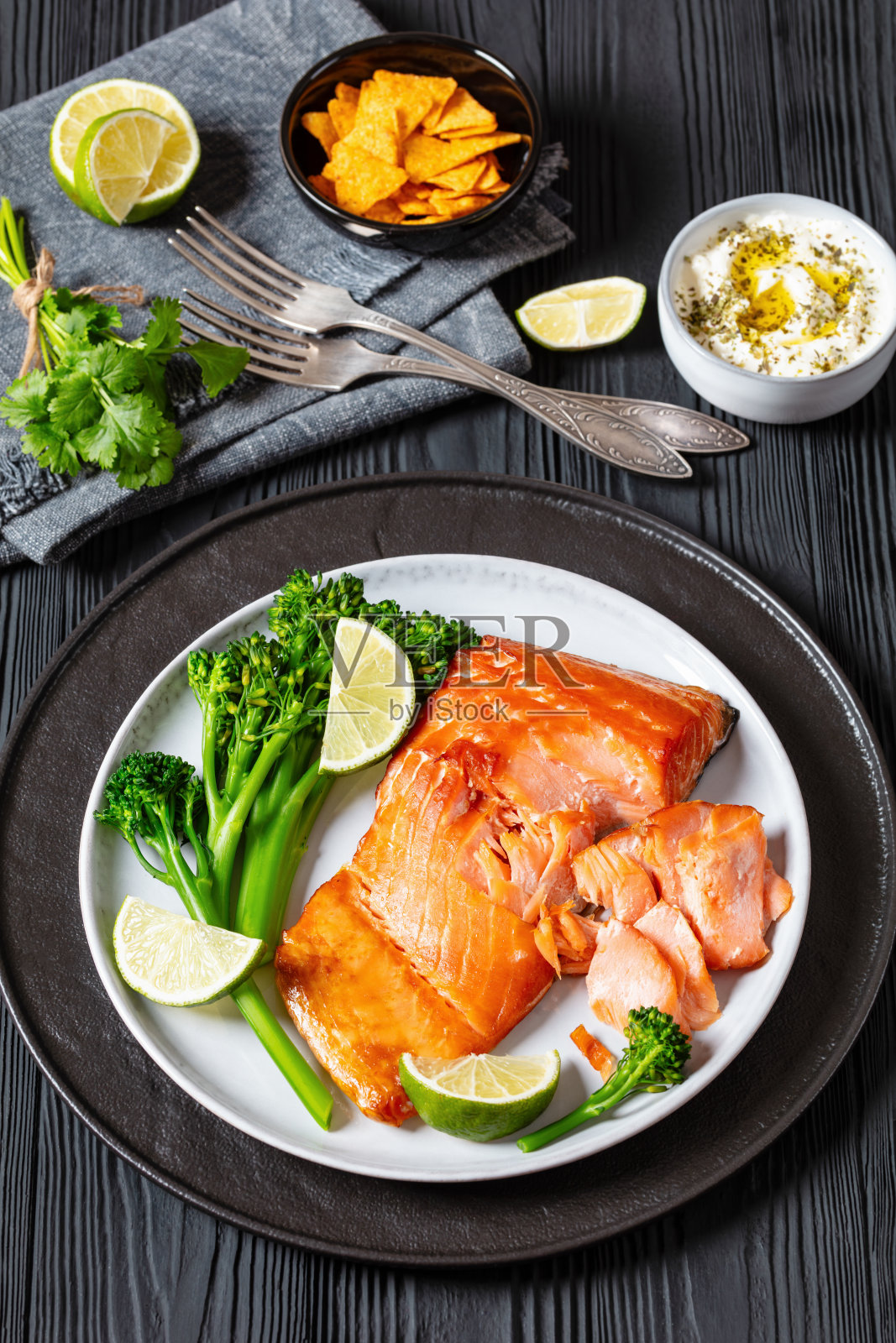 热熏鲑鱼配熟西兰花和酸橙照片摄影图片