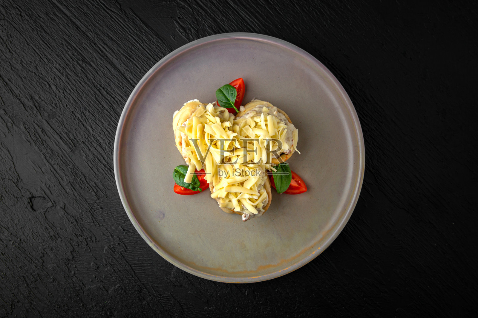 不丰盛的菜单。意式烤面包配上茄子和烤辣椒,放在陶瓷盘子里,背景是深色纹理。餐厅的菜单照片摄影图片