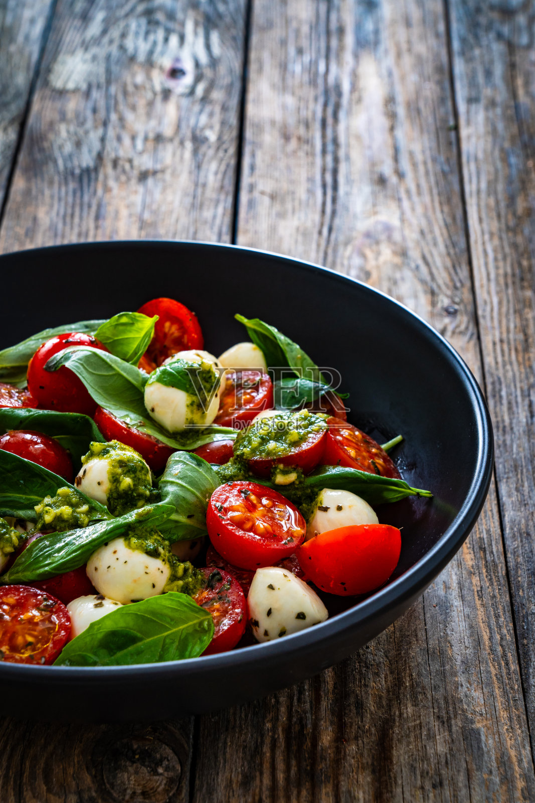 木制背景的卡普瑞斯沙拉照片摄影图片