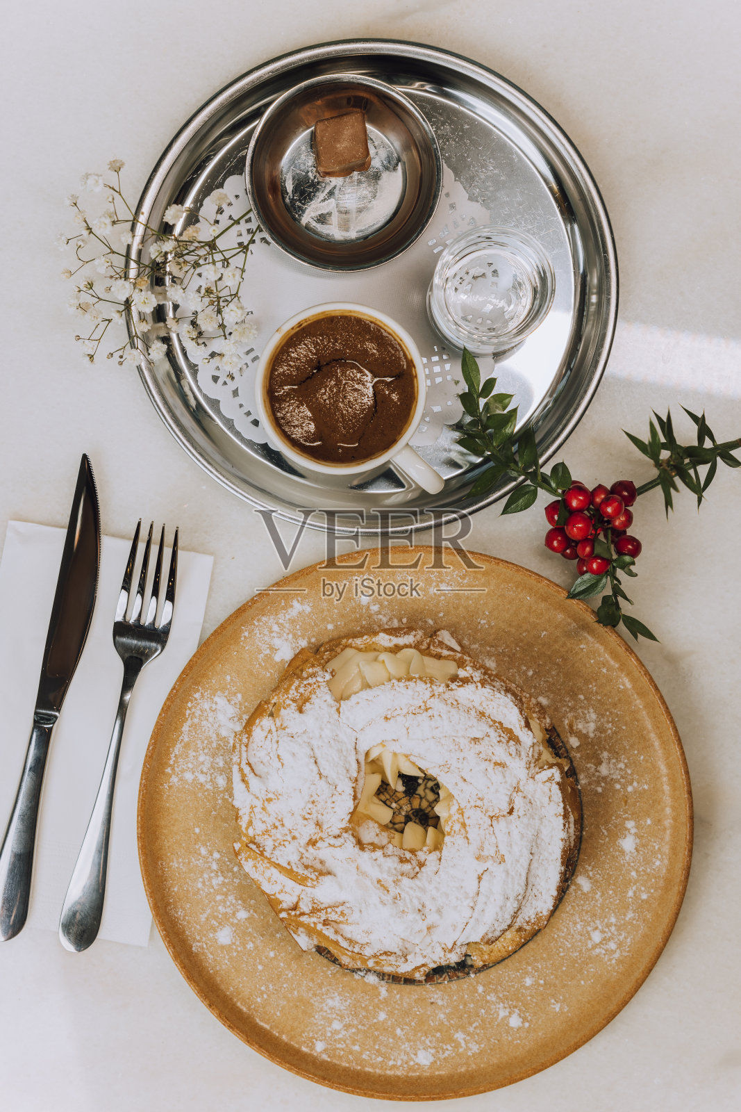 用糖粉装饰的甜点盘,可以和咖啡一起享用照片摄影图片
