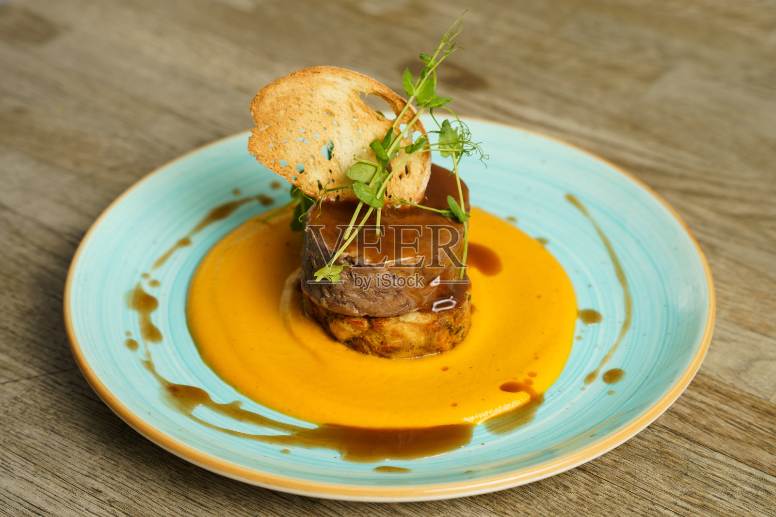 牛肉配匈牙利猎人酱,面包饺子和面包片照片摄影图片