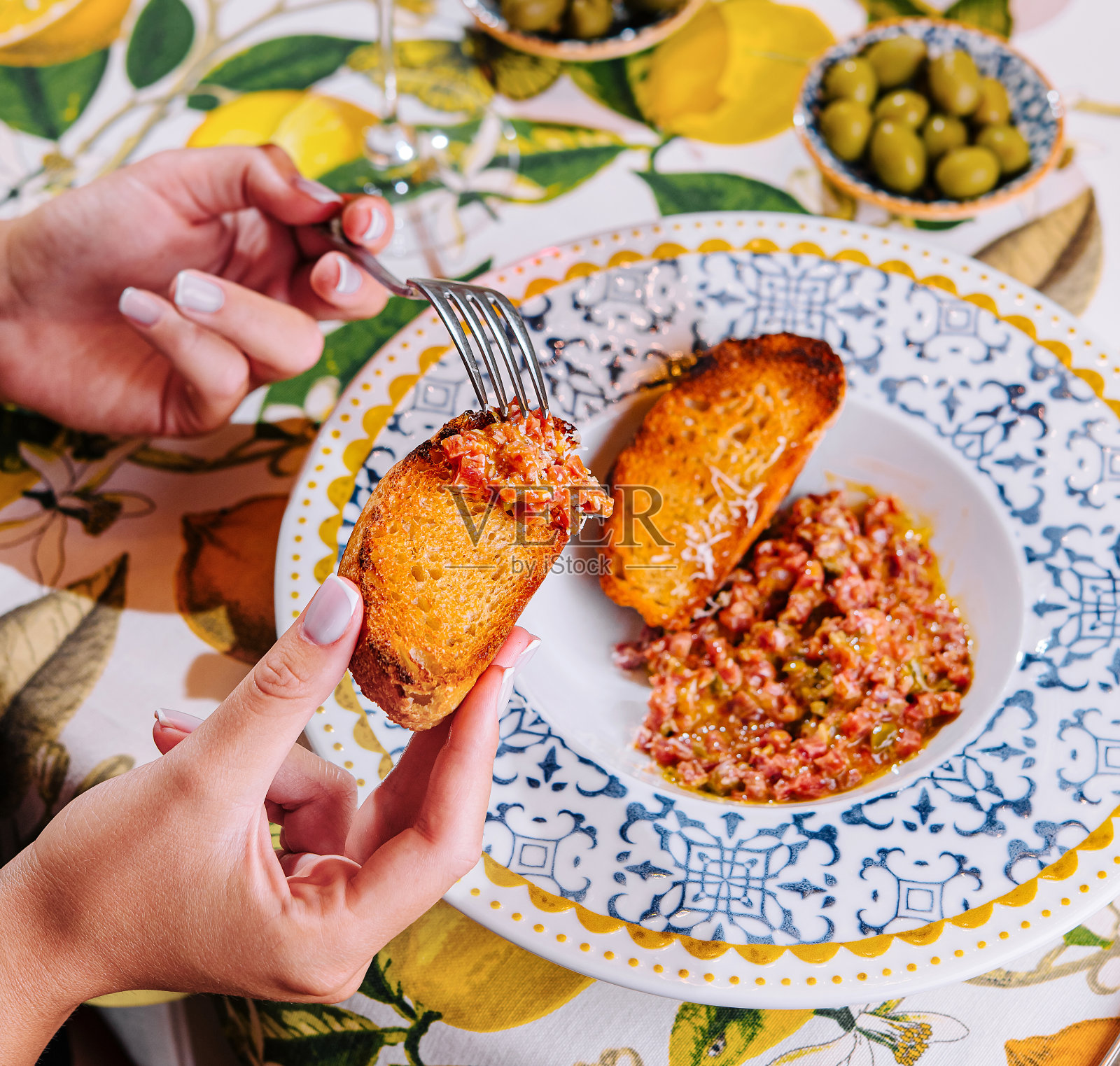 意式烤面包配西红柿和奶酪照片摄影图片