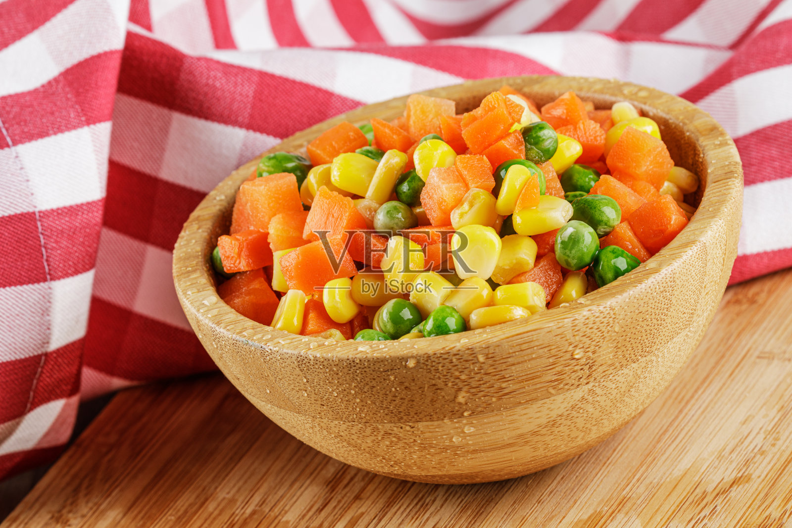 近距离拍摄一木碗美味的什锦蔬菜照片摄影图片