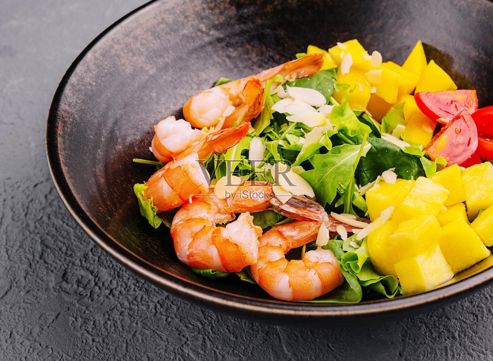 海鲜沙拉在陶瓷碗俯视图照片摄影图片