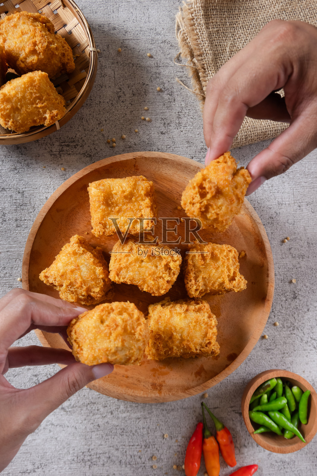 Tahu goreng cripsy,或脆炸豆腐,是印度尼西亚的一种小吃照片摄影图片