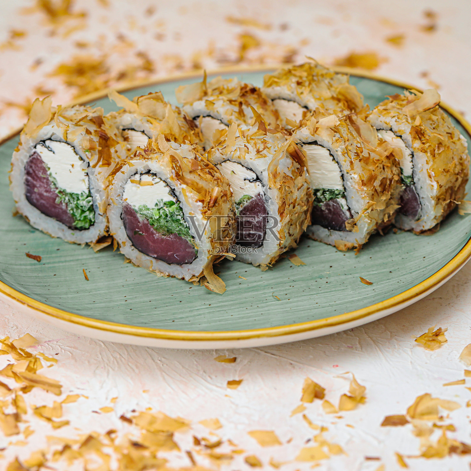 木桌上的新鲜寿司拼盘照片摄影图片