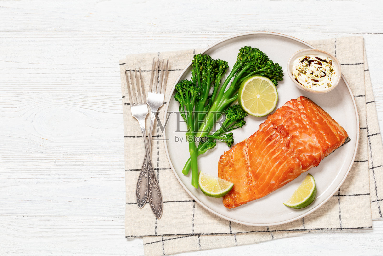 热熏鲑鱼配熟西兰花和酸橙照片摄影图片