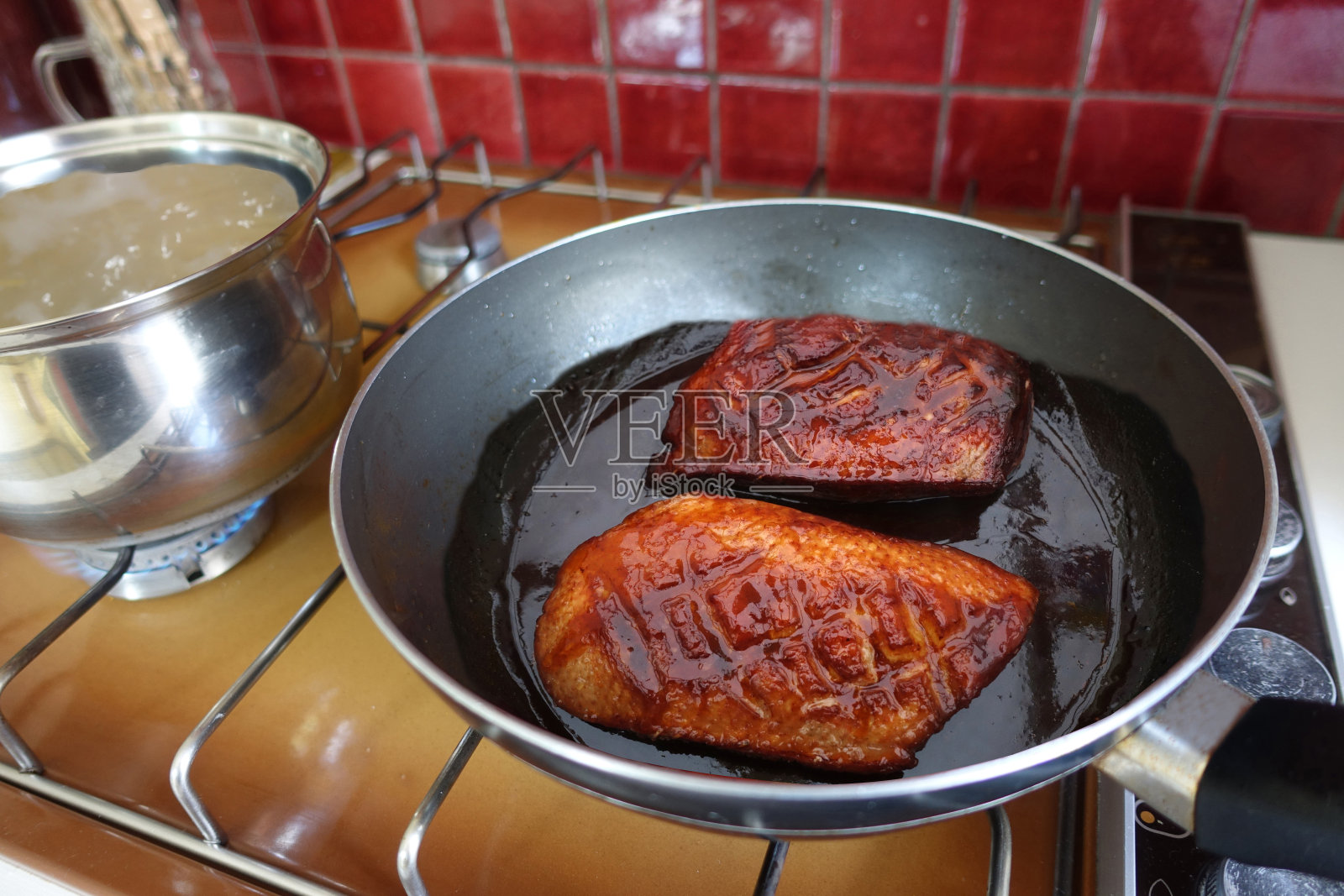 烤鸭胸被烹调成法国美食照片摄影图片
