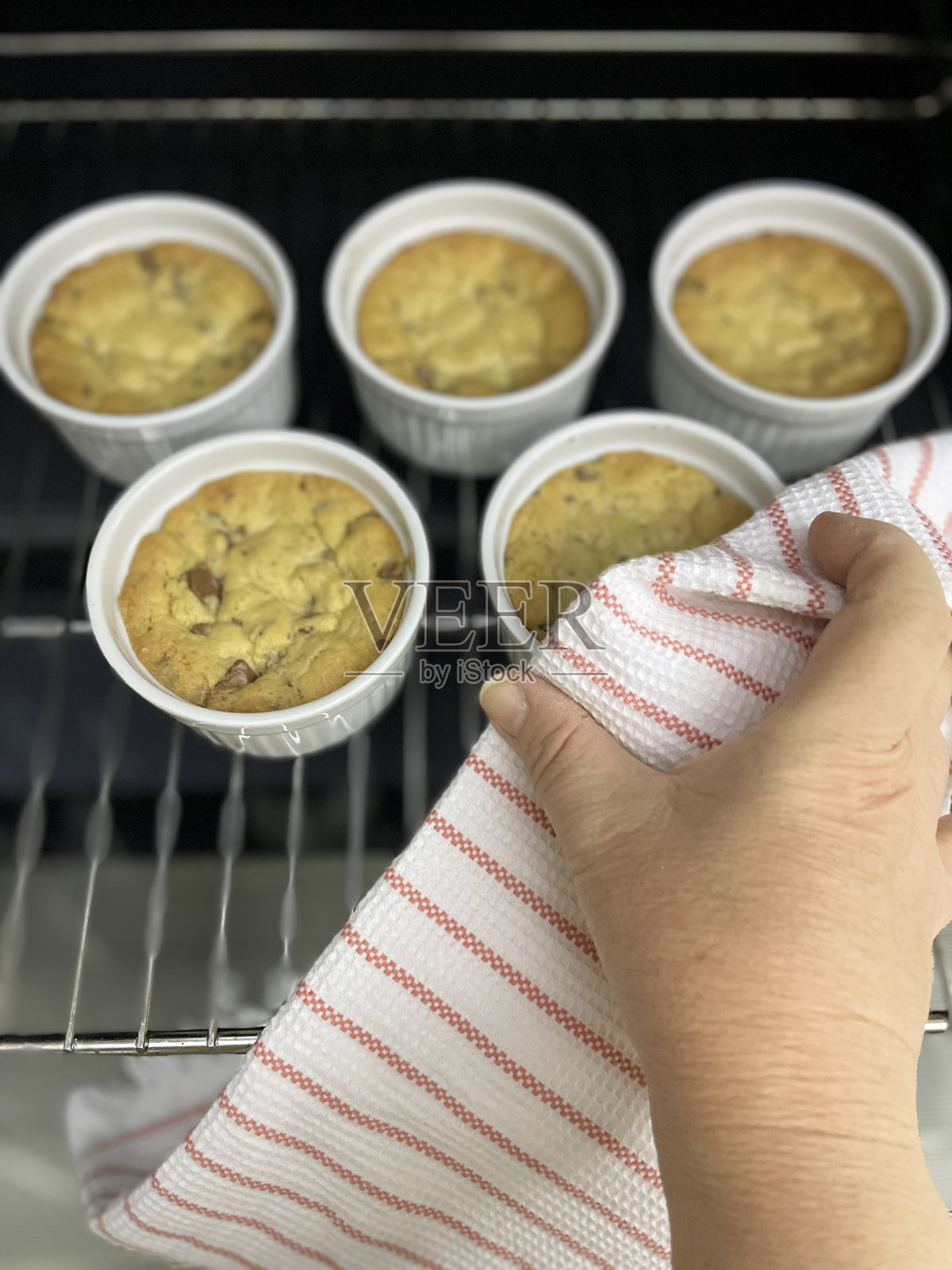 杯状饼干从烤箱里出来照片摄影图片