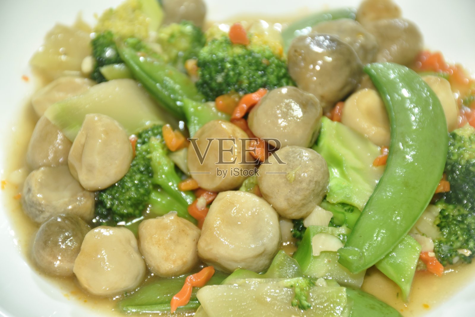 炒西兰花片配豌豆草菇素菜照片摄影图片