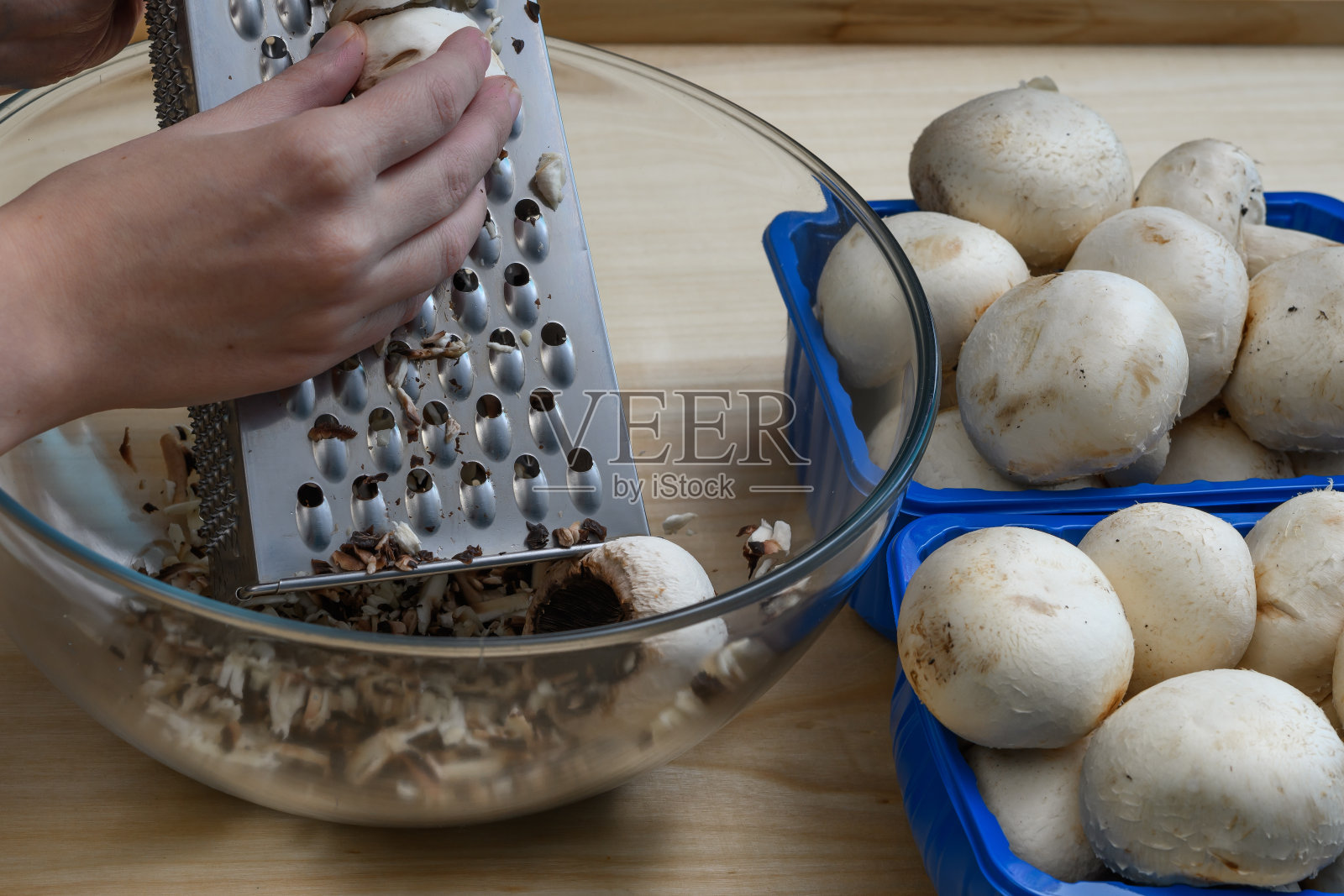成熟饱满的白蘑菇在金属磨碎器上磨碎照片摄影图片
