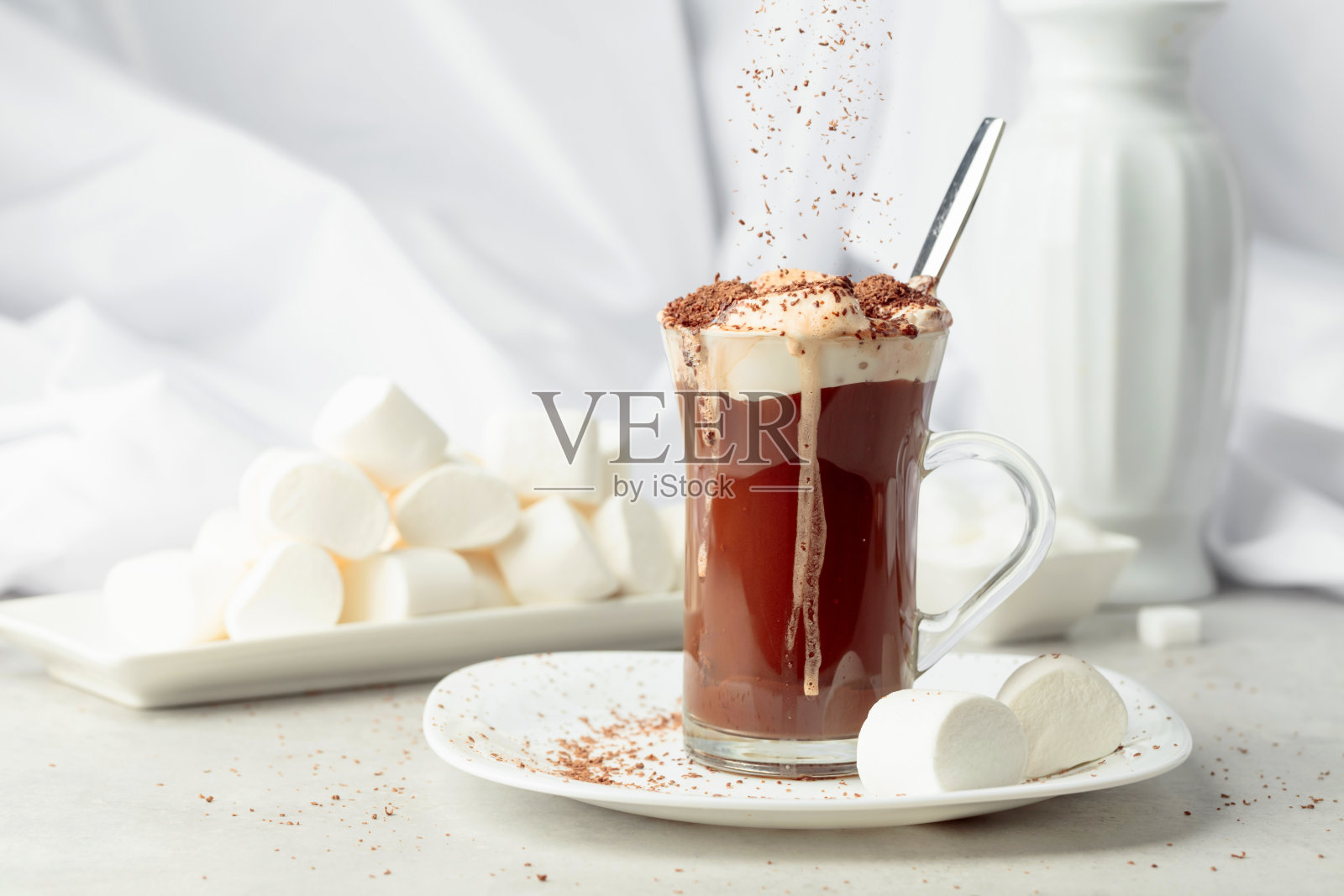 热巧克力加棉花糖。照片摄影图片