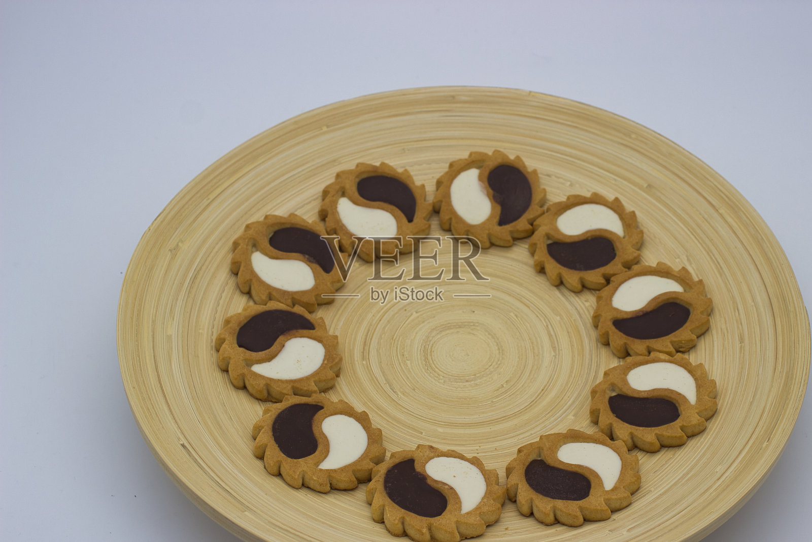 竹盘阴阳饼干照片摄影图片