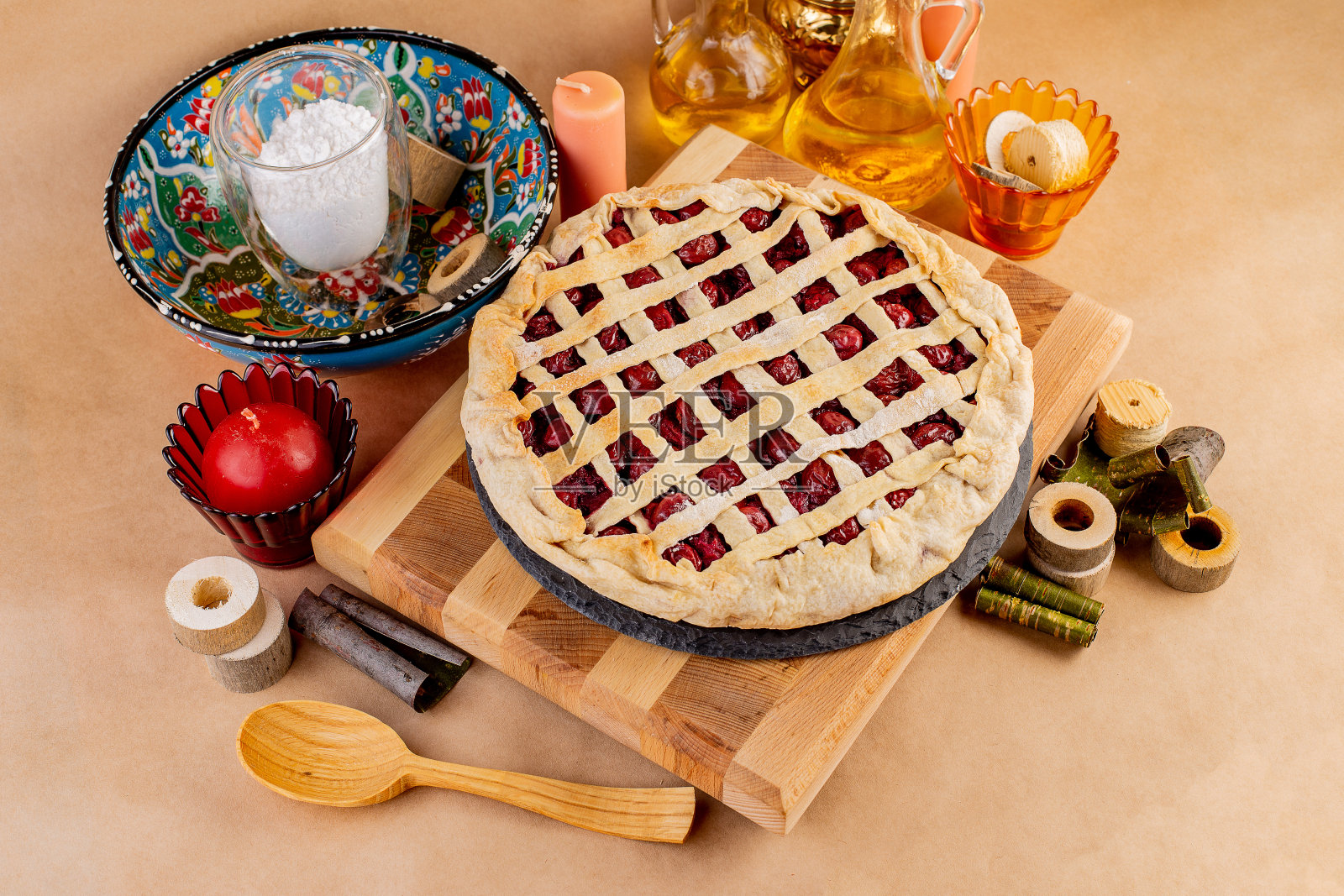 质朴的樱桃苹果派,棕色背景照片摄影图片