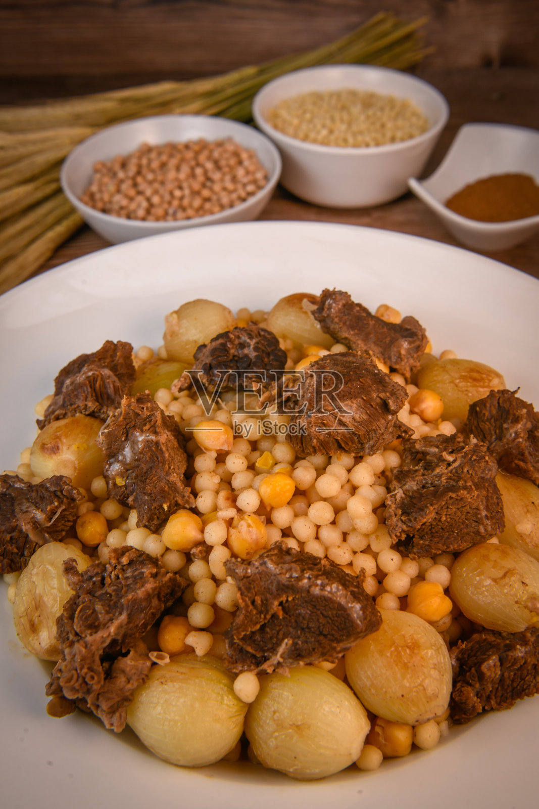 Moughrabieh是一道很受欢迎的菜,黎巴嫩人用牛肉、小洋葱、粗面粉珍珠和鹰嘴豆制作Moughrabieh照片摄影图片