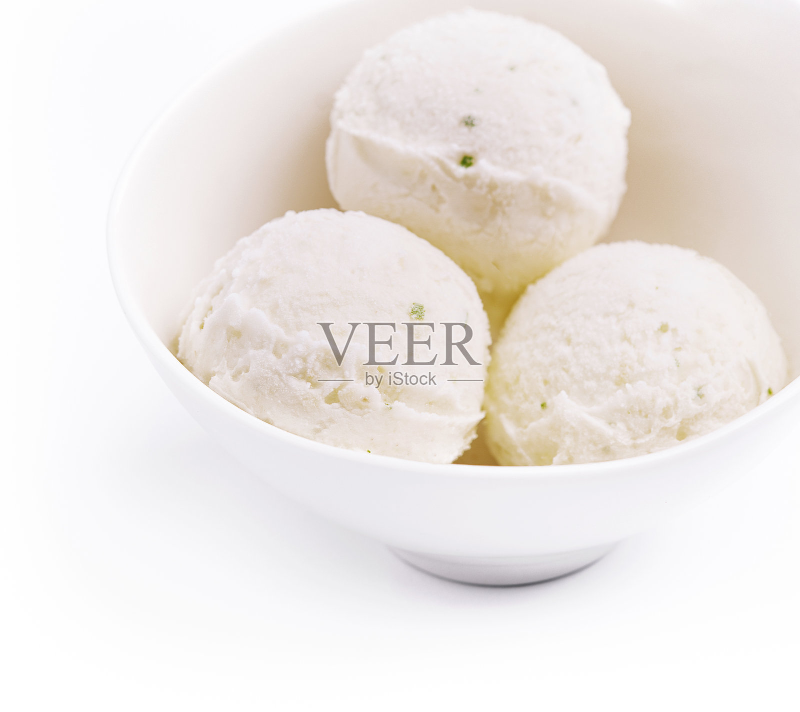 开心果冰淇淋放在碗里照片摄影图片