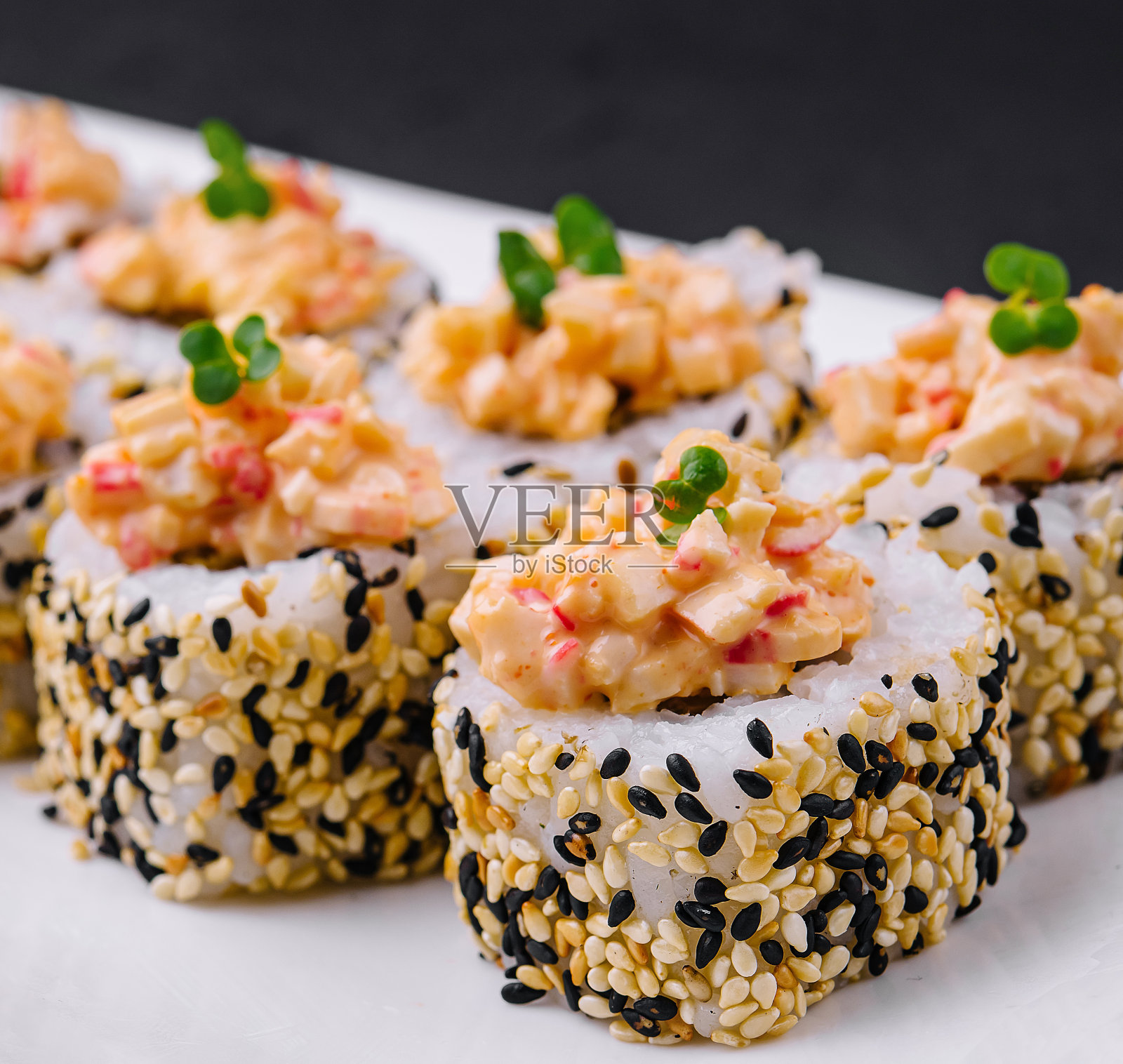 Maki寿司-卷在白色盘子上照片摄影图片