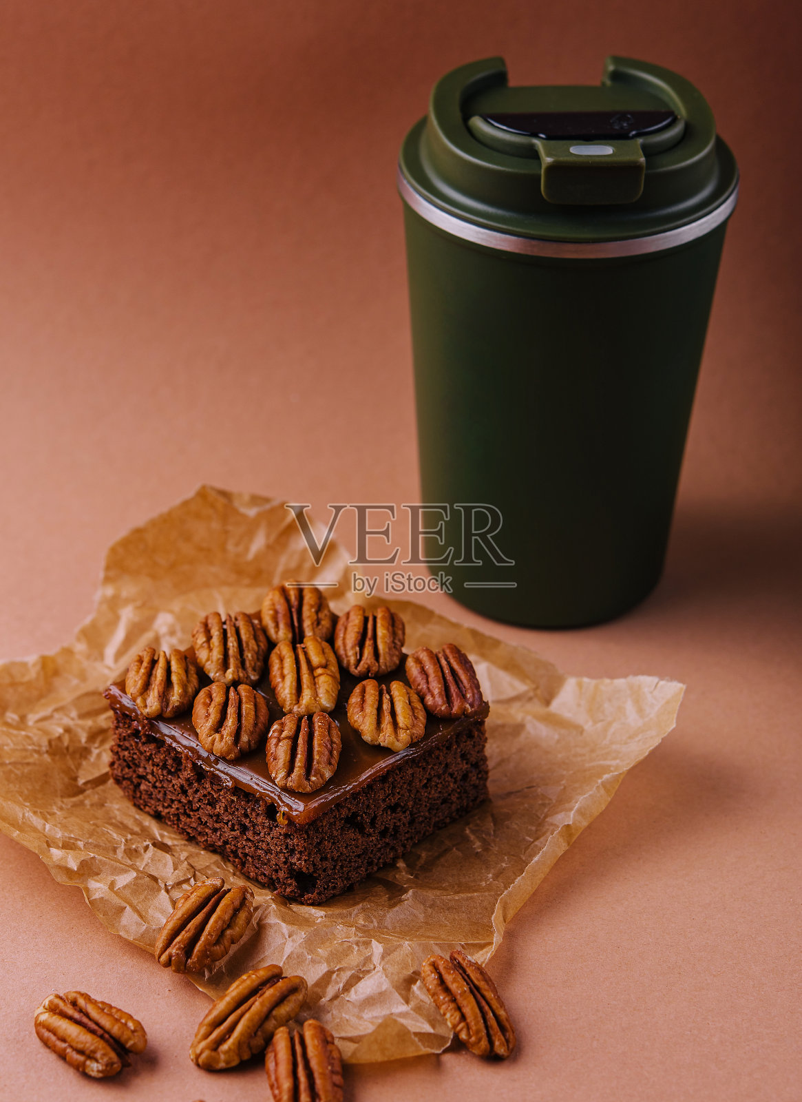 布朗尼甜巧克力甜点与核桃照片摄影图片