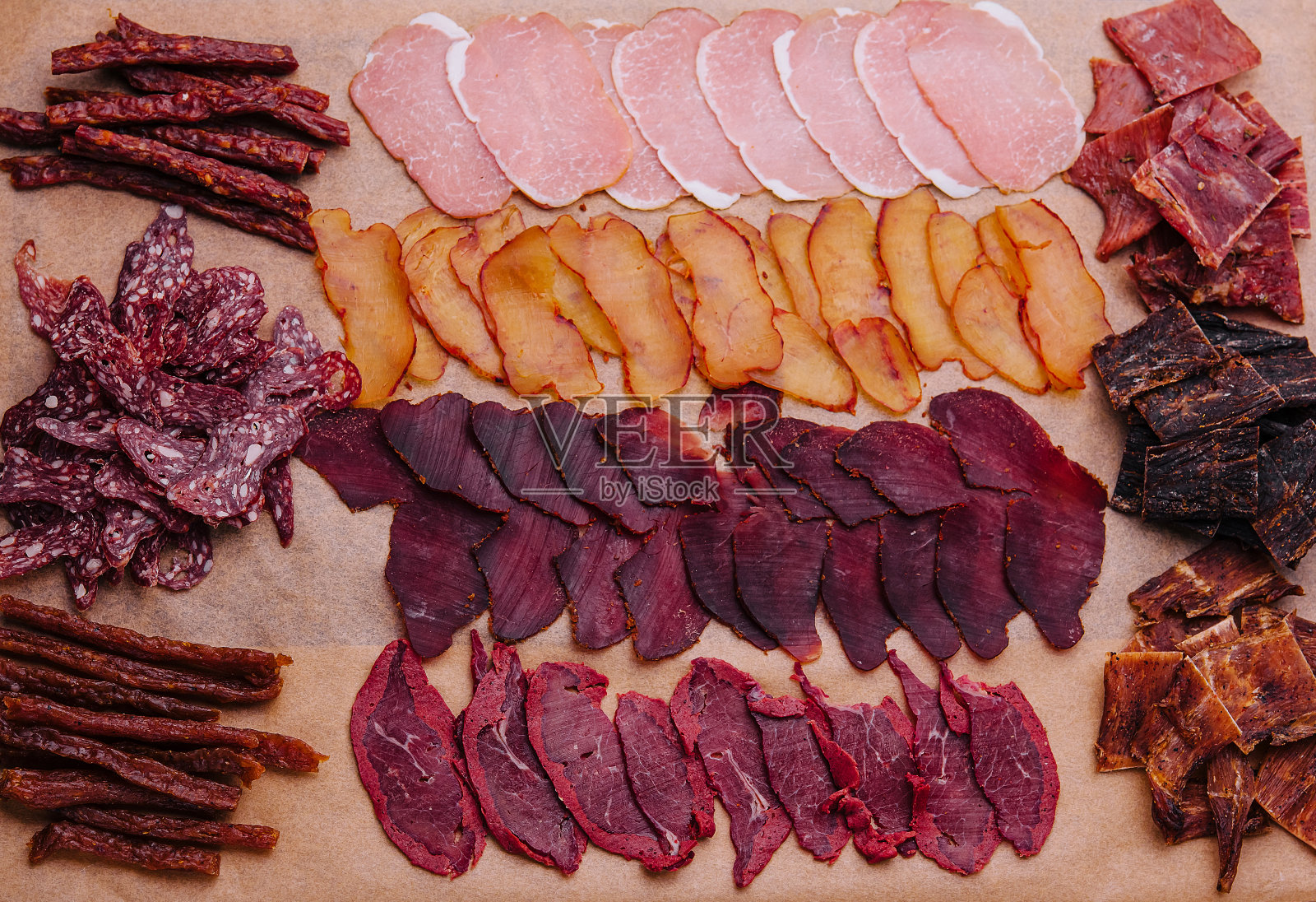 各种肉干或干肉和香肠在板上照片摄影图片