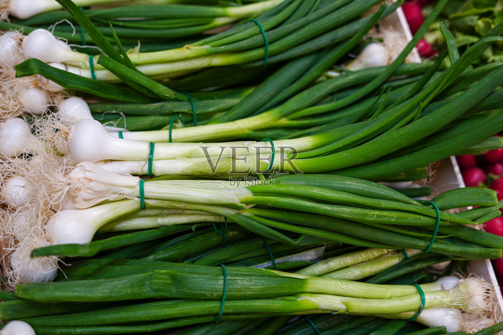 杂货店的盒子里放着一堆刚收获的大葱照片摄影图片