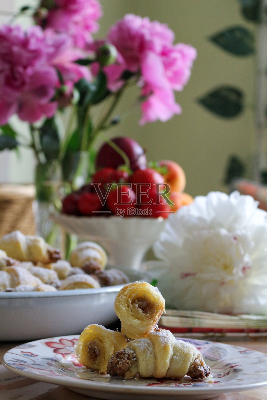 小酥皮牛角包。螺母滚。饼干。小酥皮卷。照片摄影图片