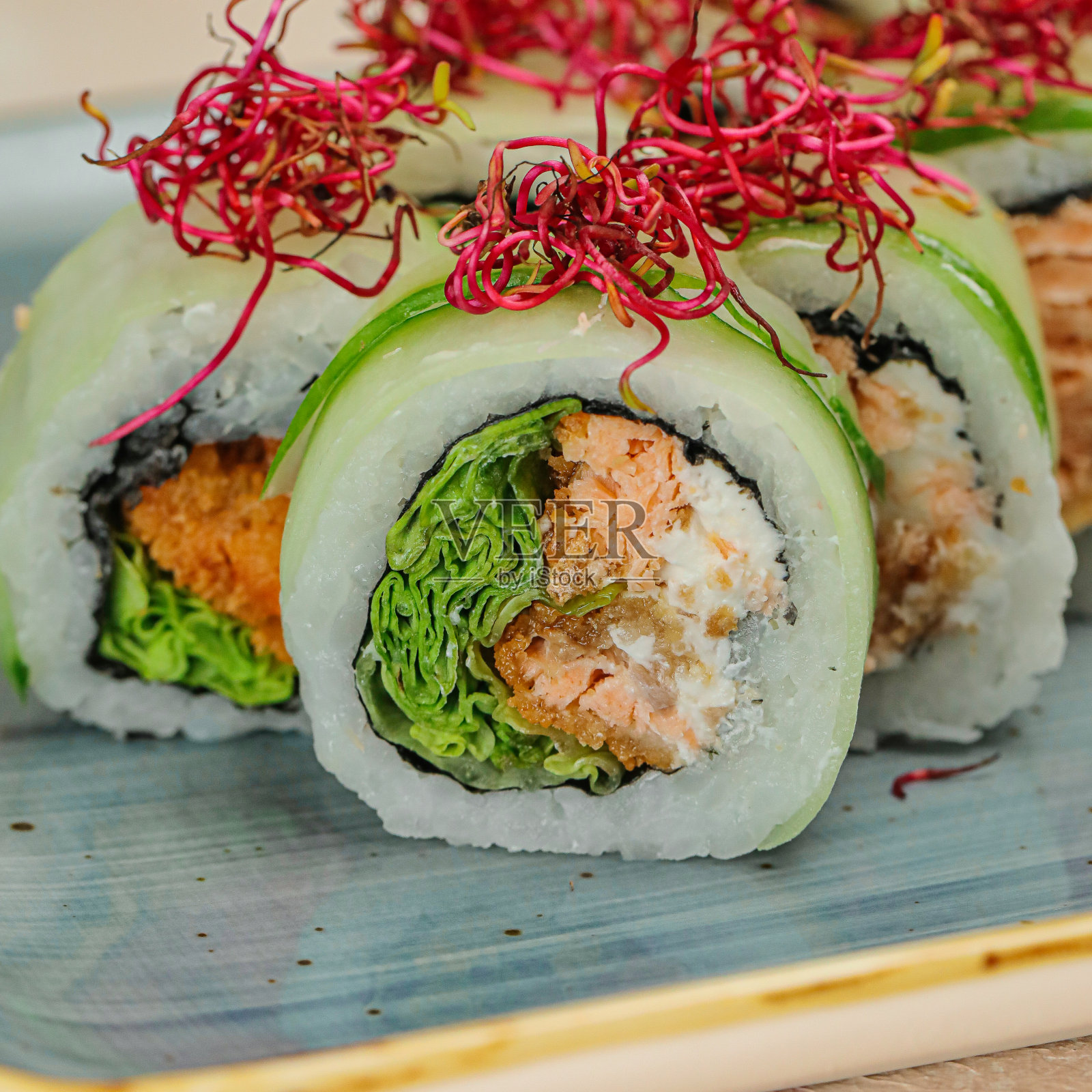 盘子上有新鲜的寿司卷照片摄影图片