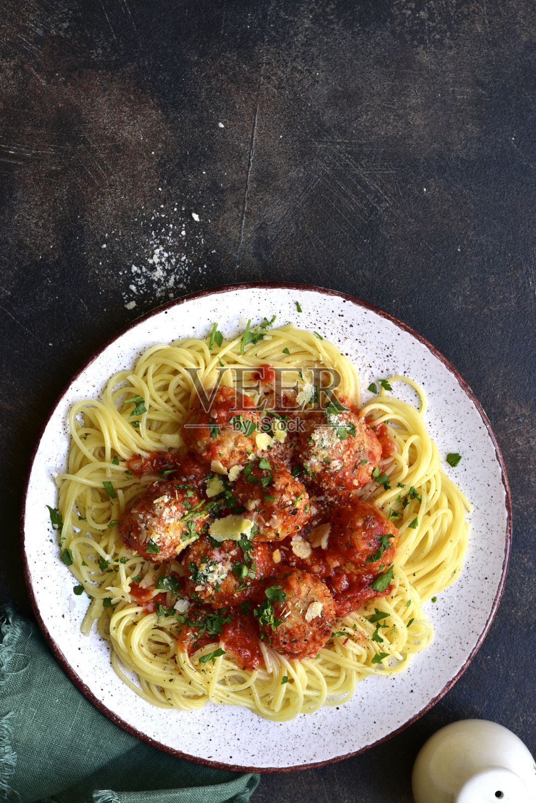 意大利面配番茄酱肉丸的意大利面。意大利传统菜肴。带复制空间的俯视图。照片摄影图片