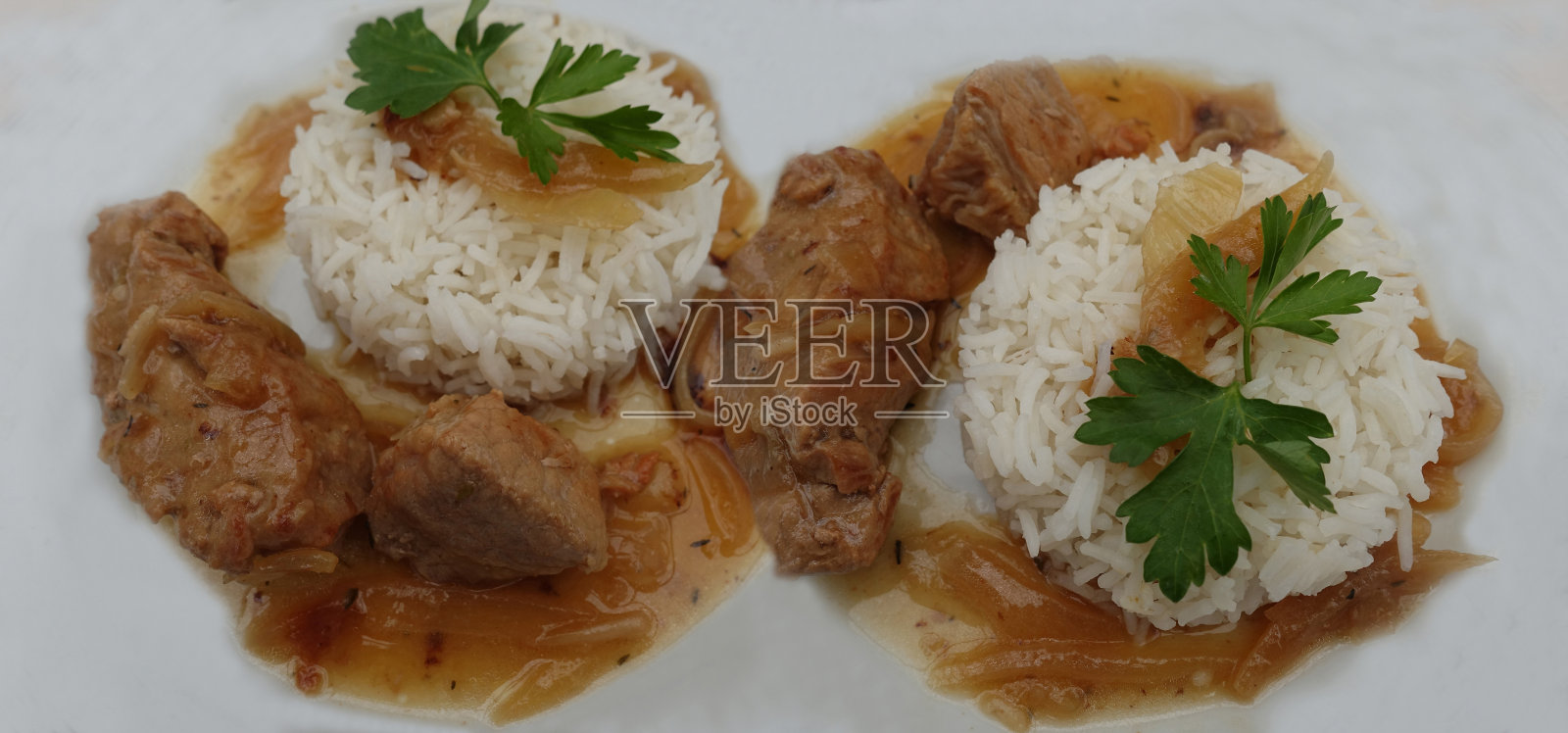 小牛肉配洋葱和白葡萄酒,配米饭照片摄影图片