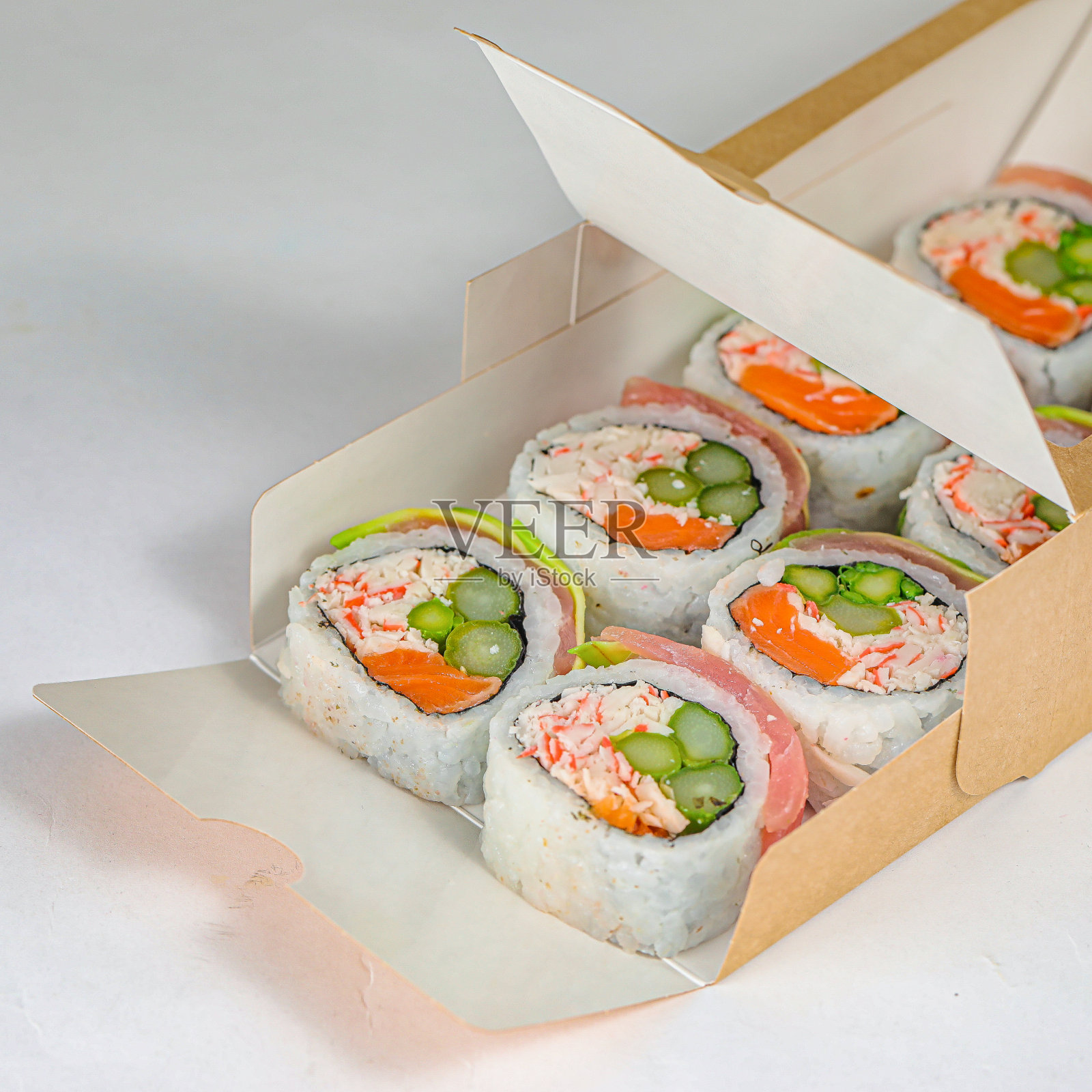 一盒胡萝卜和黄瓜寿司卷照片摄影图片