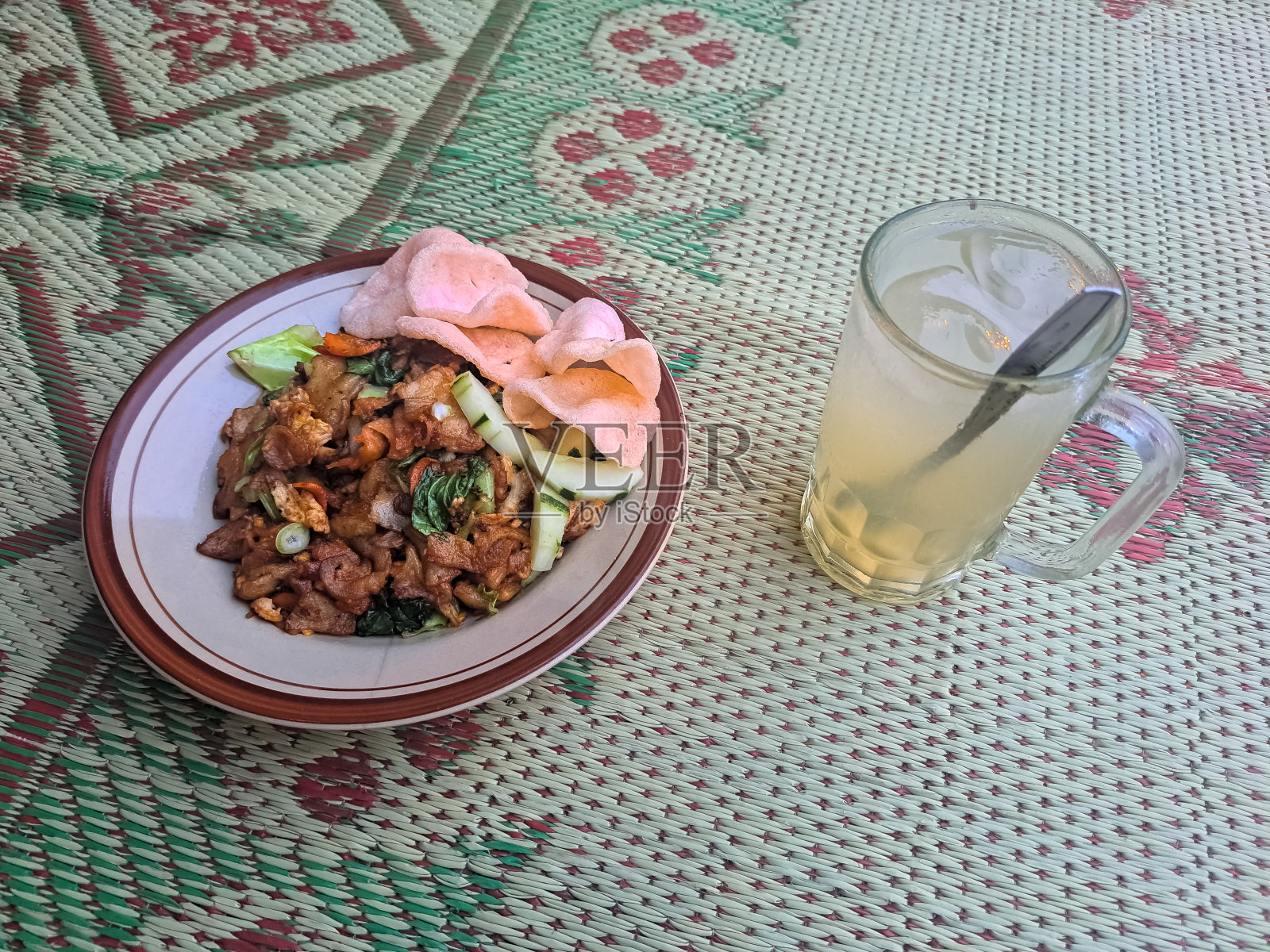 配以鸡肉、鸡蛋、薄脆饼干、混合蔬菜及青柠冰镇饮料。CapCai CapCay Goreng Dan Es Jeruk Nipis餐饮菜单。照片摄影图片