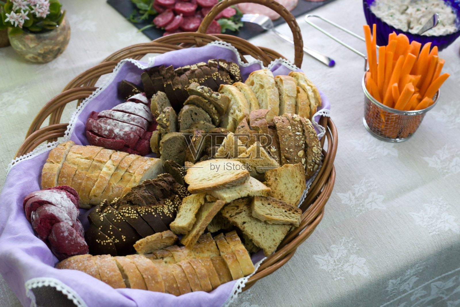 篮子里的切片面包。照片摄影图片