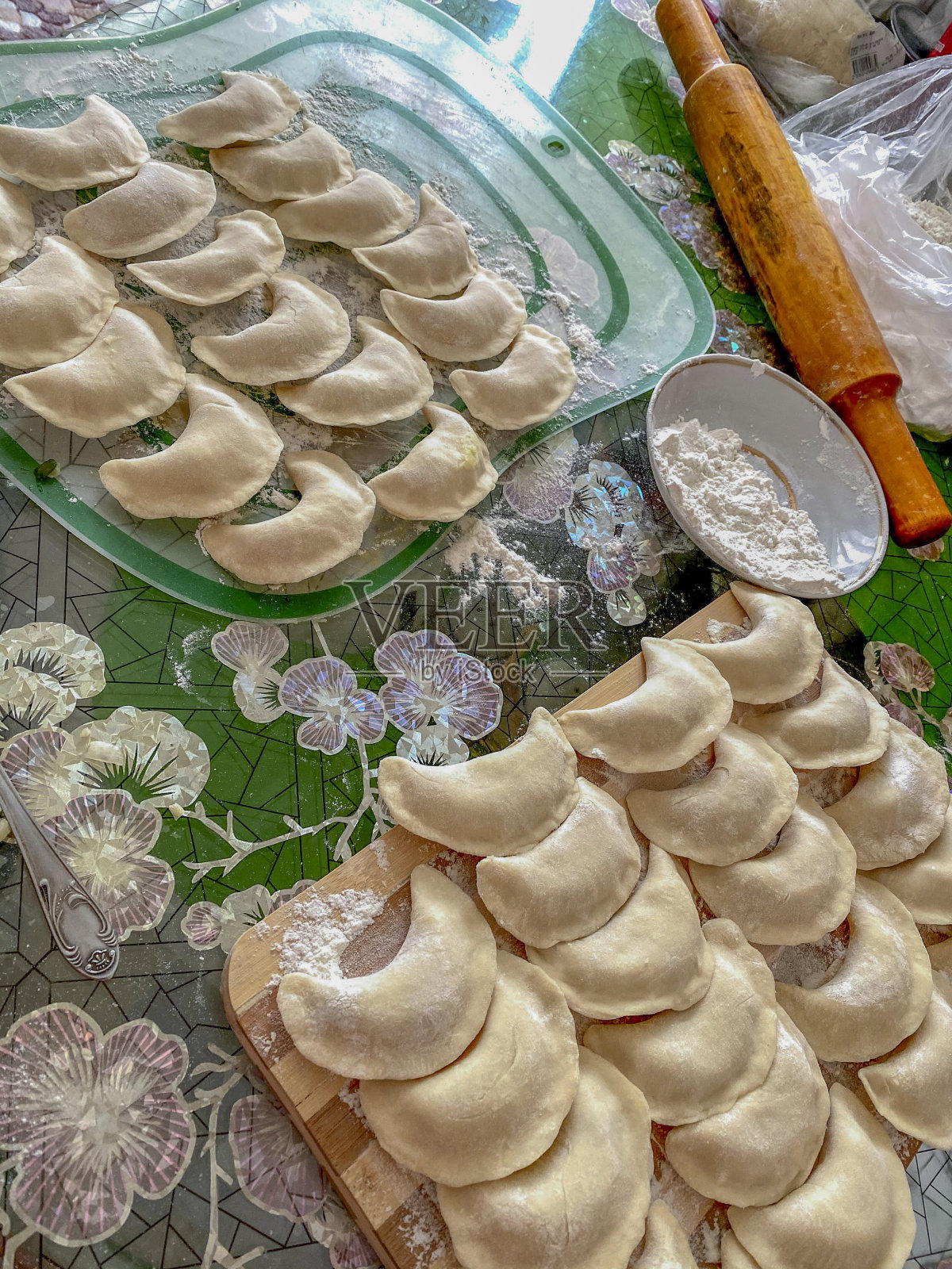 准备饺子——俄罗斯饺子。照片摄影图片