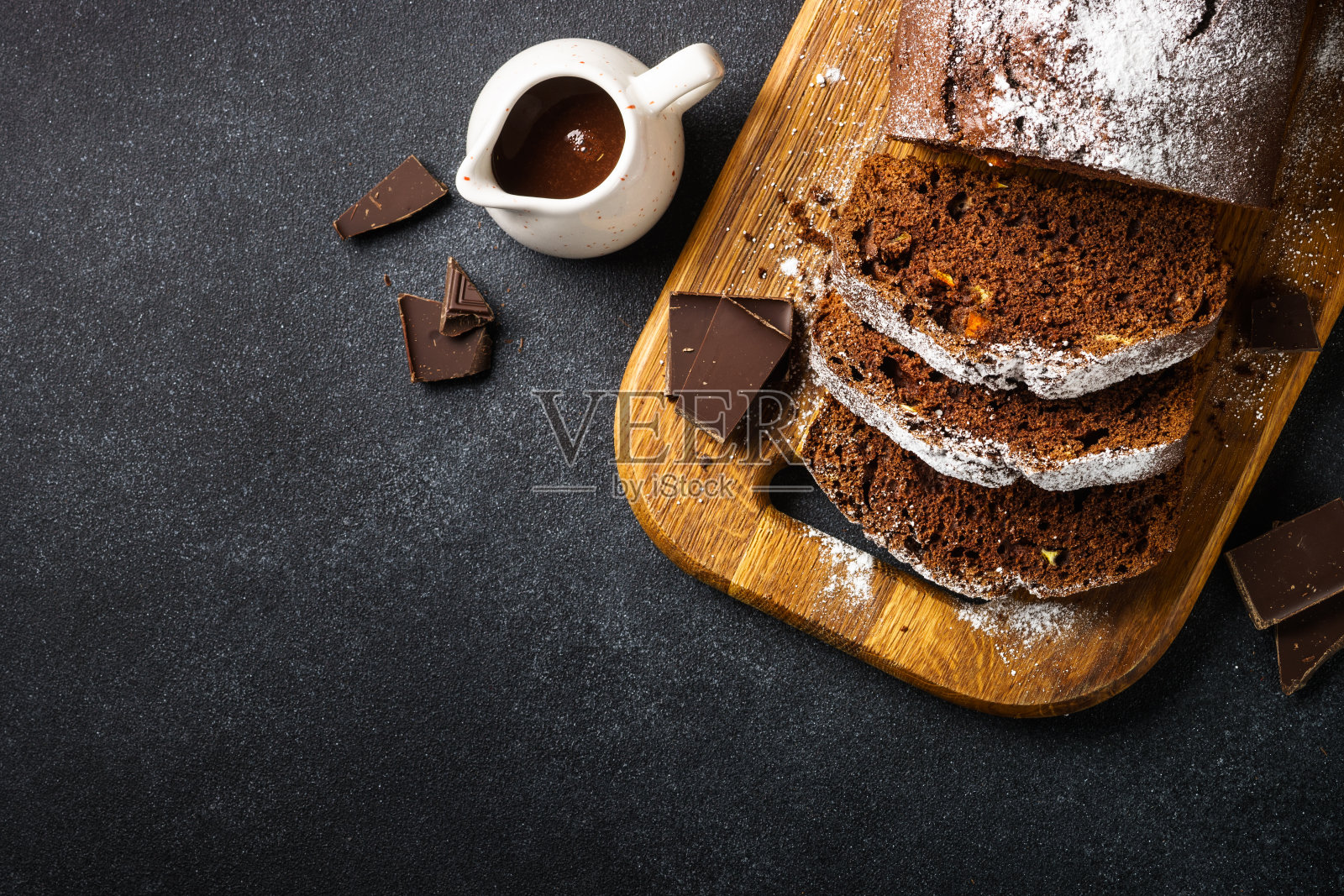 巧克力蛋糕配上黑色的橘子。照片摄影图片