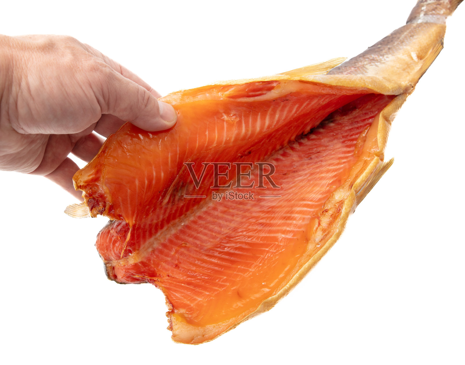 手拿熏鳟鱼孤立在白色背景照片摄影图片