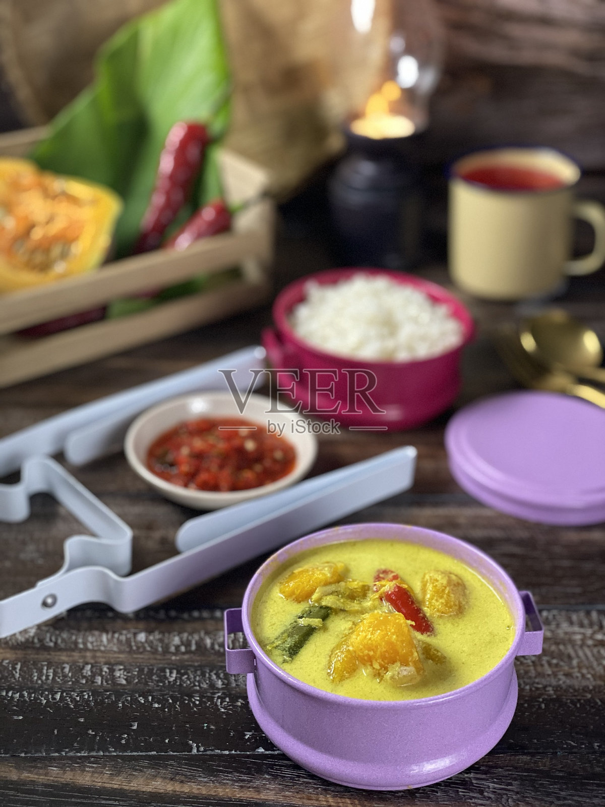 咖啡馆概念的黑暗心情食物摄影。午餐有米饭和湖泊,如masak lemak labu。照片摄影图片