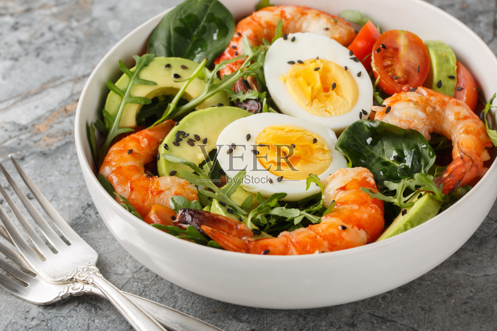 均衡的早餐沙拉,有虾、鳄梨、芝麻菜、菠菜、西红柿和煮鸡蛋。水平照片摄影图片