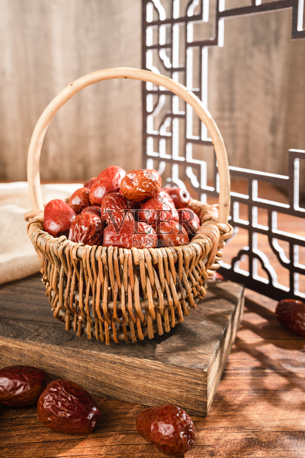 木桌上篮子里的枣子照片摄影图片