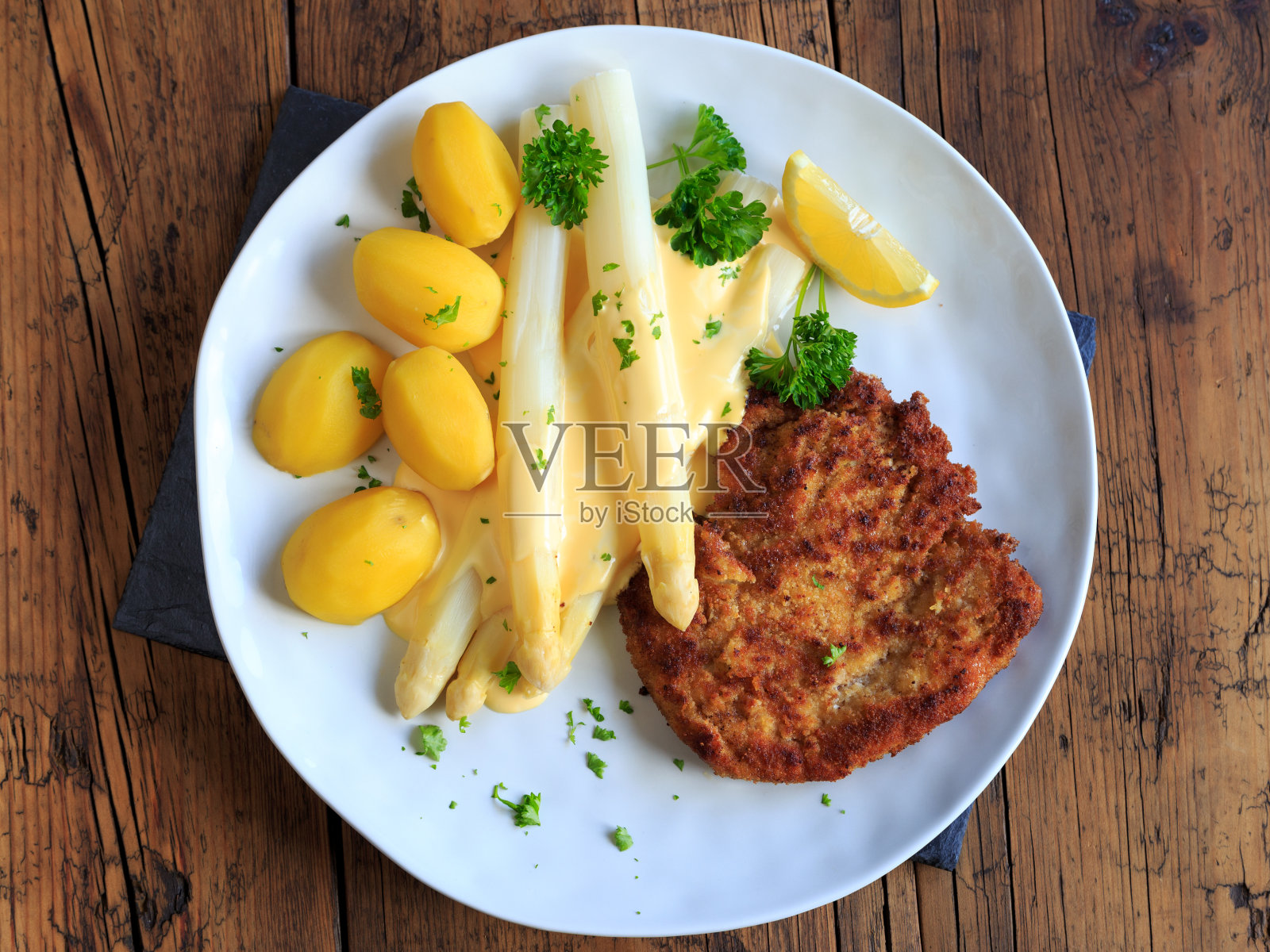 芦笋配炸肉排和土豆照片摄影图片