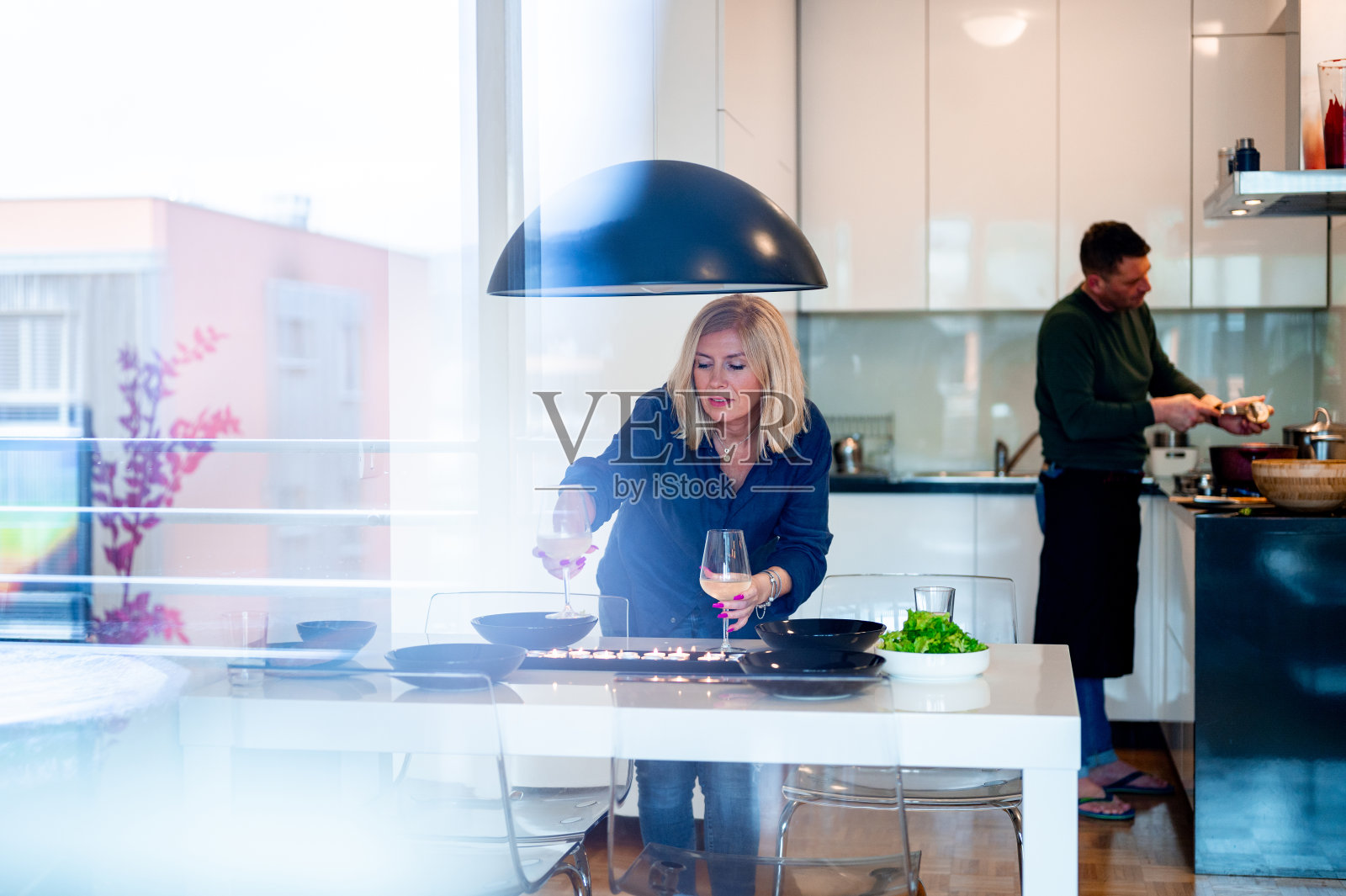 一对夫妇在家里准备午餐照片摄影图片