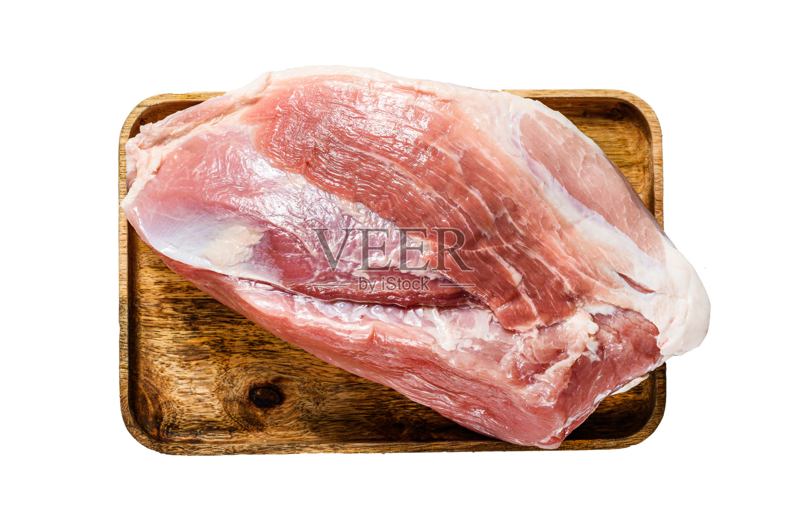 新鲜的猪肉块。生肉加香料。肩臀部分。孤立在白色背景上。前视图。照片摄影图片