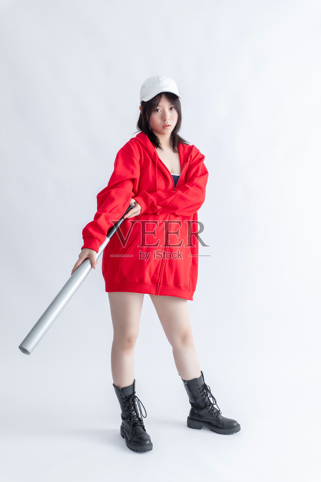 迷人的年轻女子,穿着运动休闲连帽衫和内衣,孤立在白色照片摄影图片