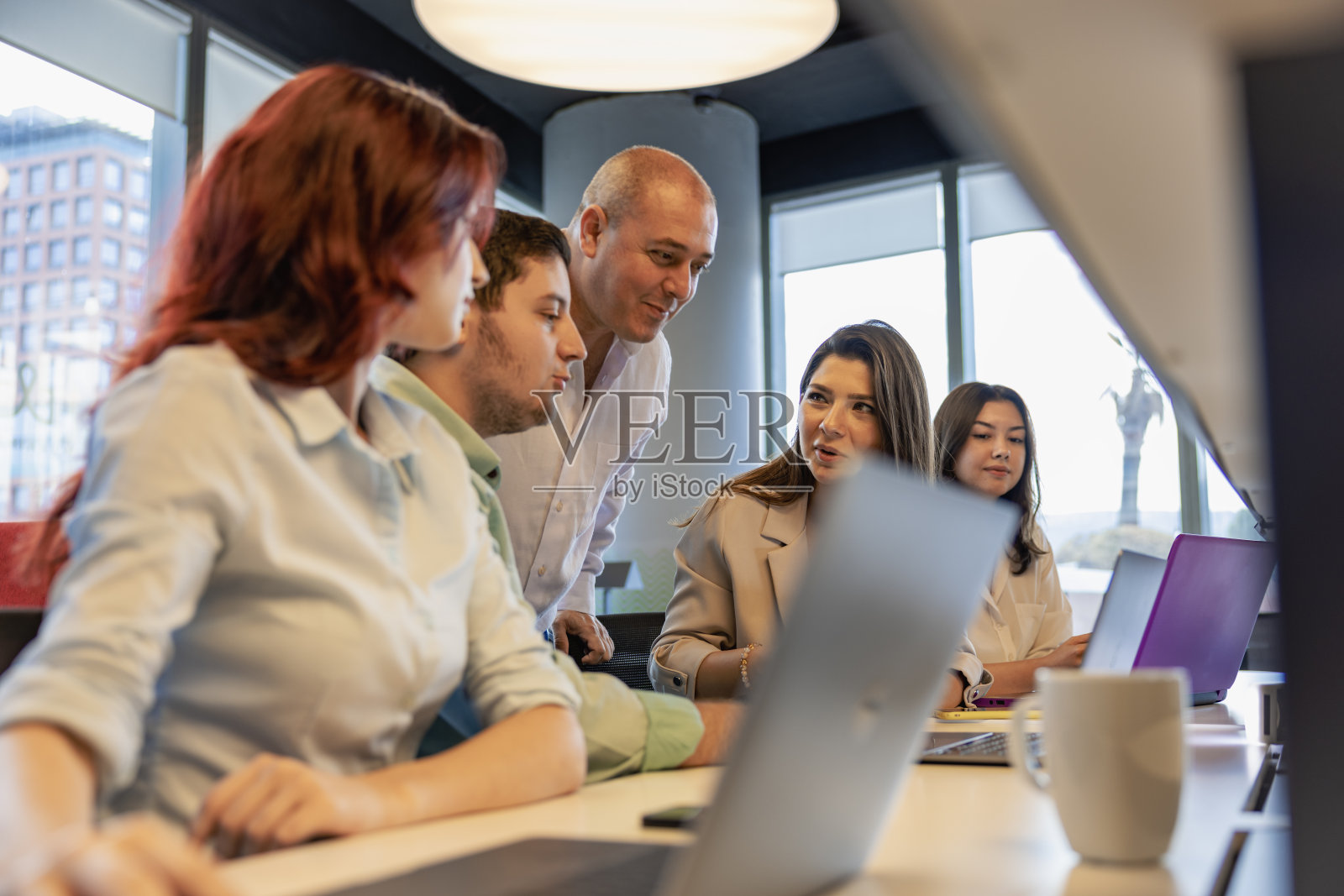 商务人士在办公室开会时坐在会议室里。照片摄影图片