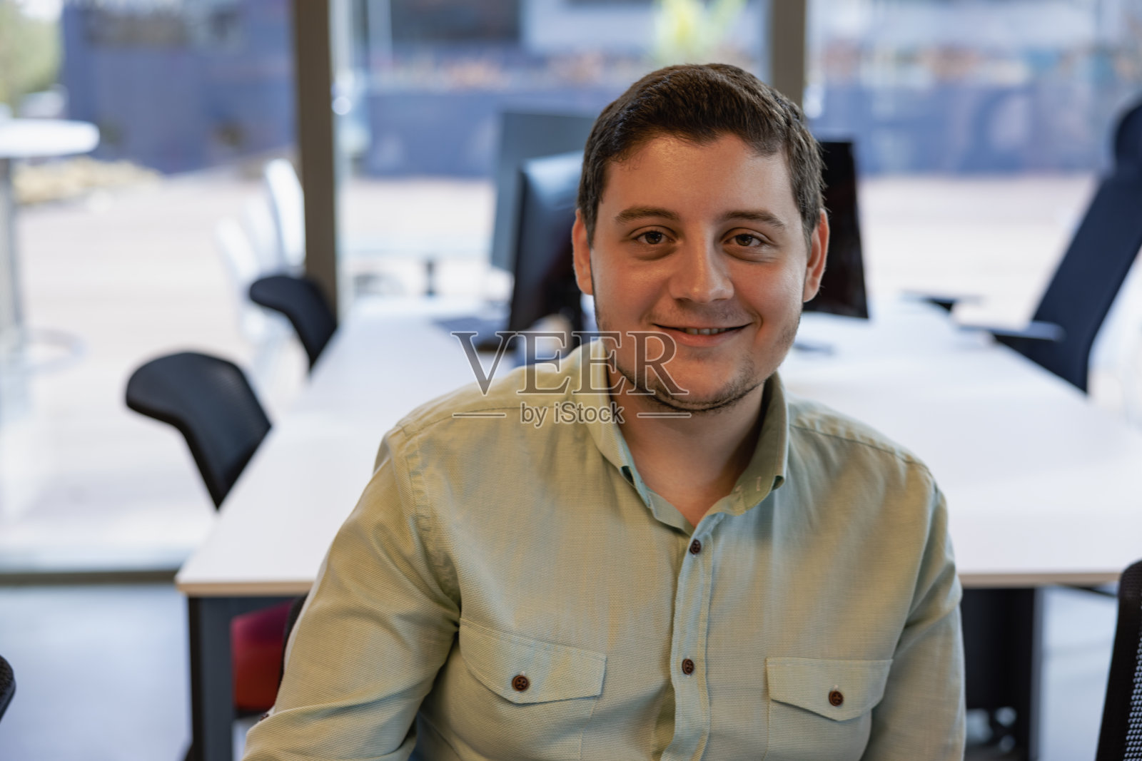 一个快乐的商人在办公桌前使用电脑的画像照片摄影图片